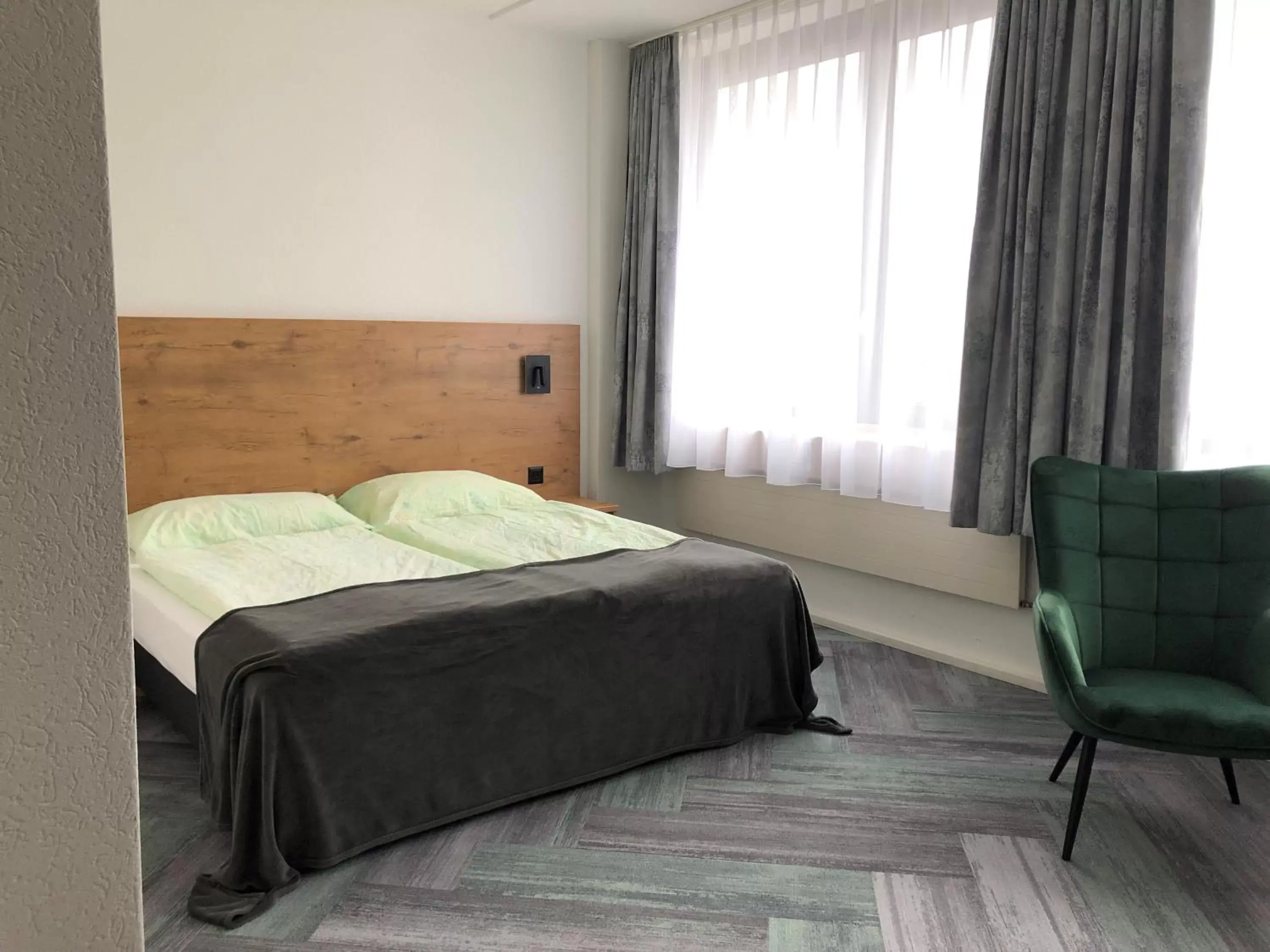 Bedroom, Bed in Budget Motel
