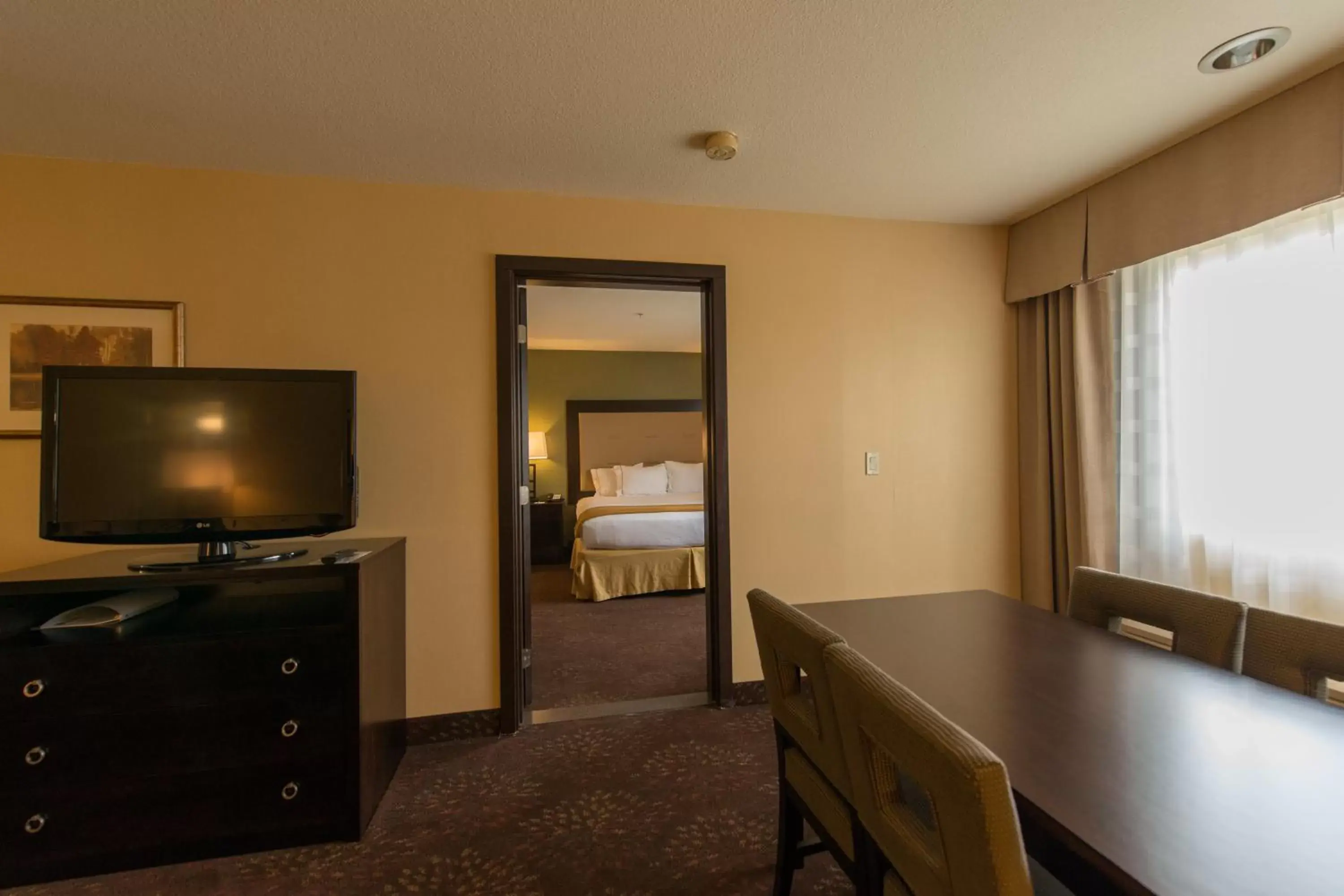 Photo of the whole room, TV/Entertainment Center in Holiday Inn Express Portland East - Columbia Gorge, an IHG Hotel