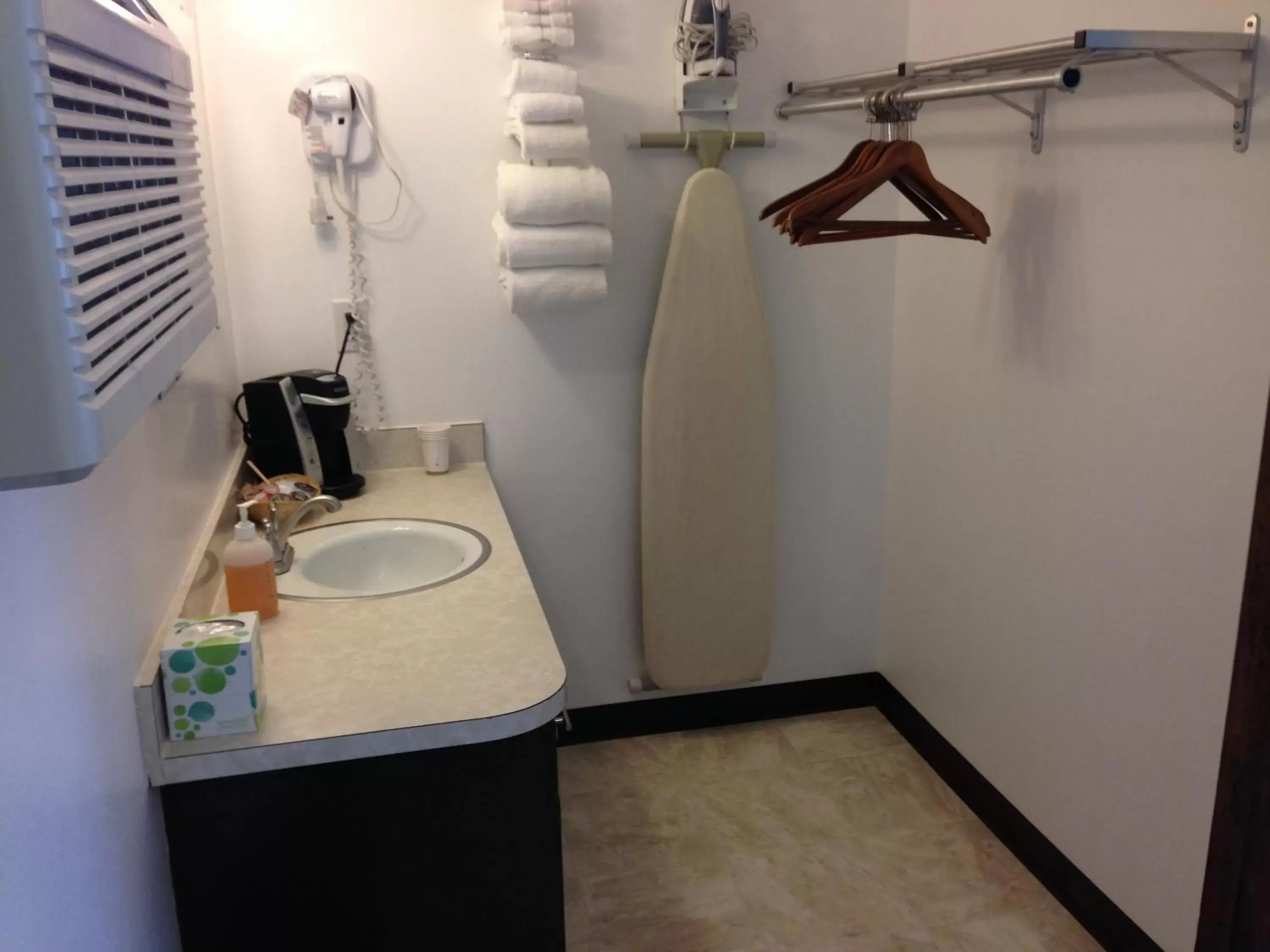 Bathroom in Dutch Cup Motel