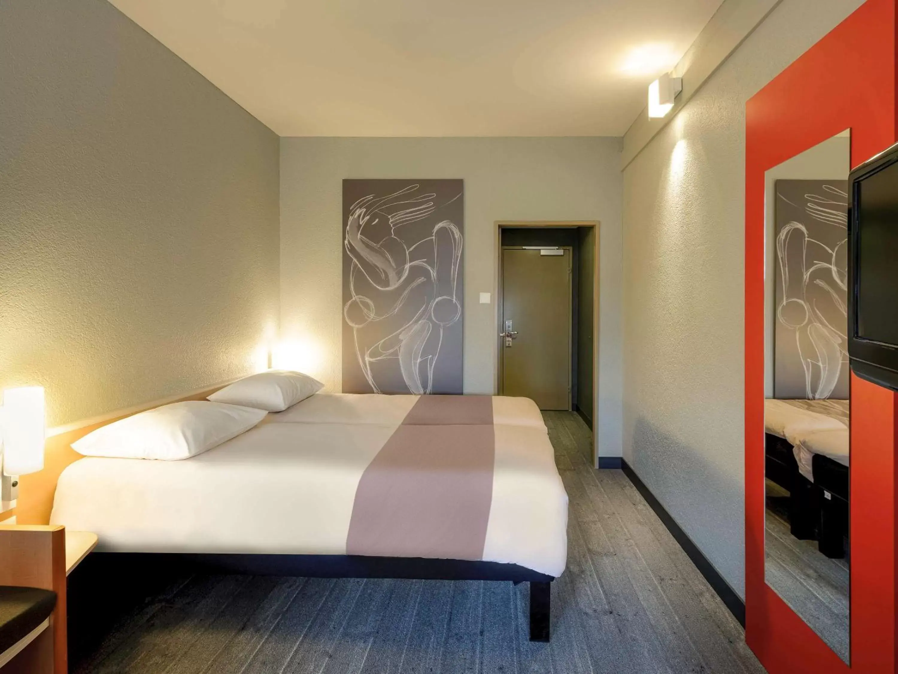 Photo of the whole room, Bed in ibis Chur
