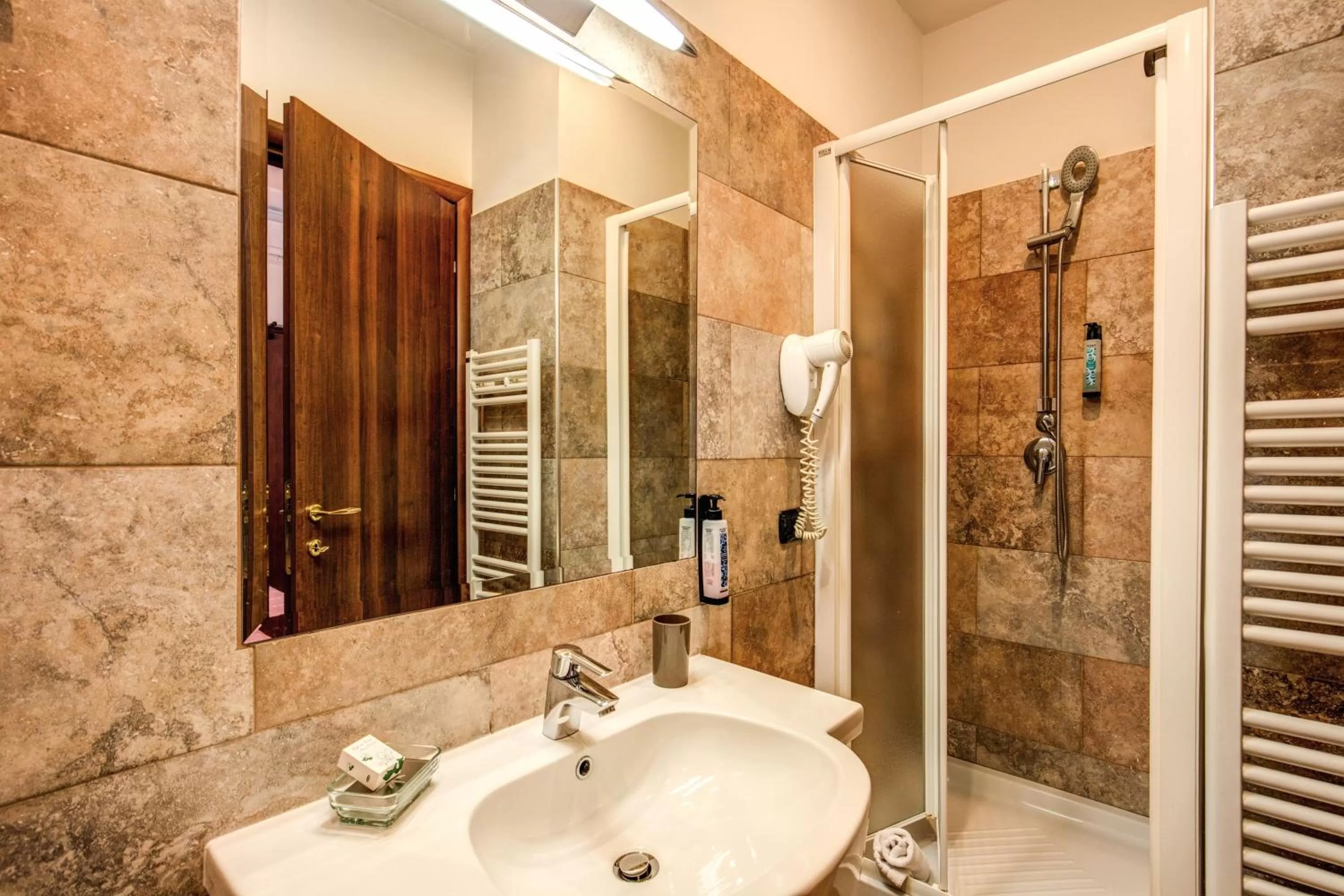 Shower in Hotel Roma Tiburtina Metro