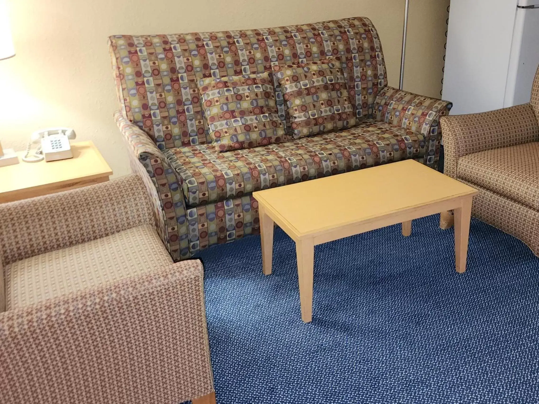 Living room, Seating Area in Katahdin Inn & Suites