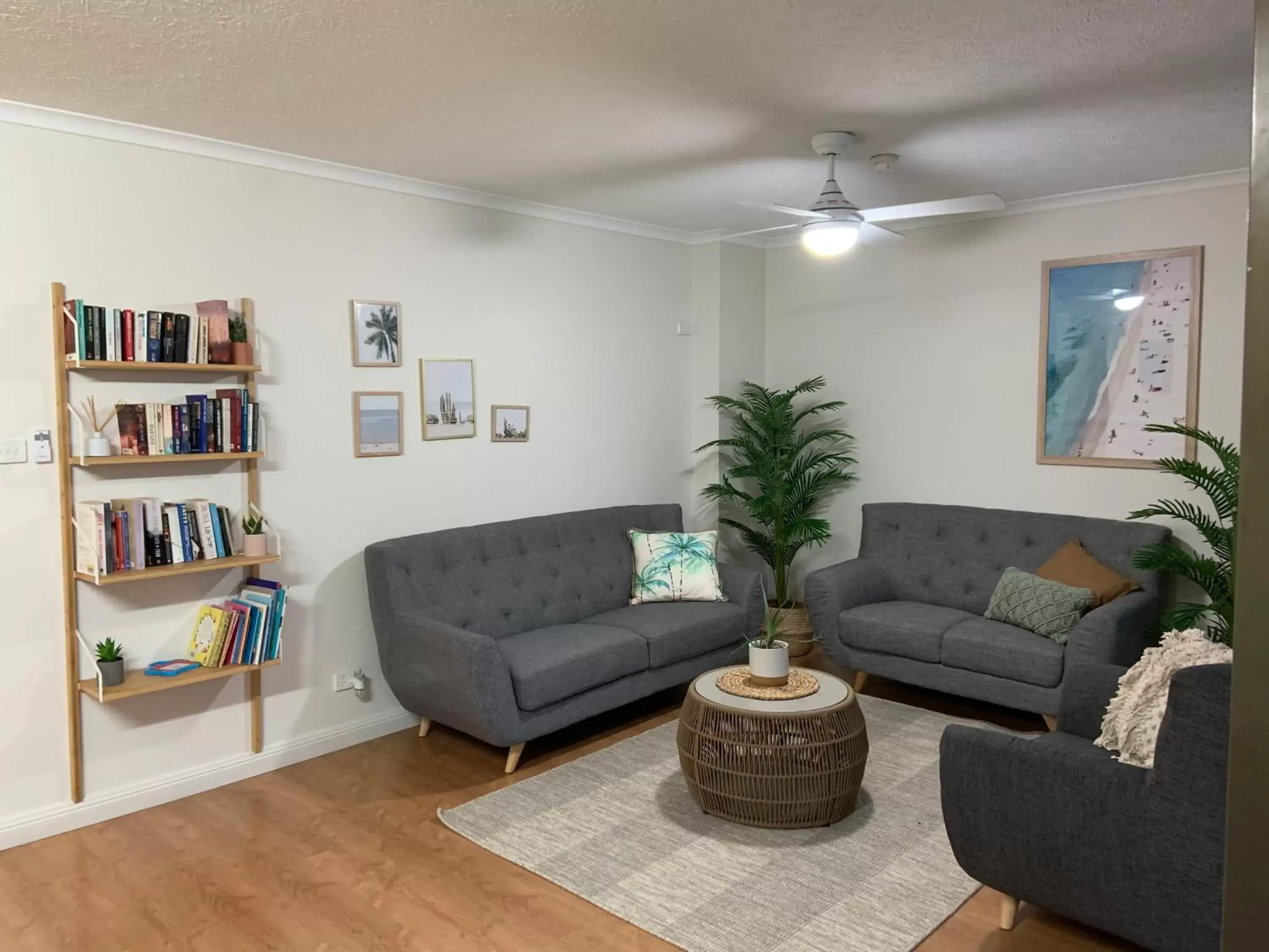 Library, Seating Area in Burleigh Gardens North Hi-Rise Holiday Apartments