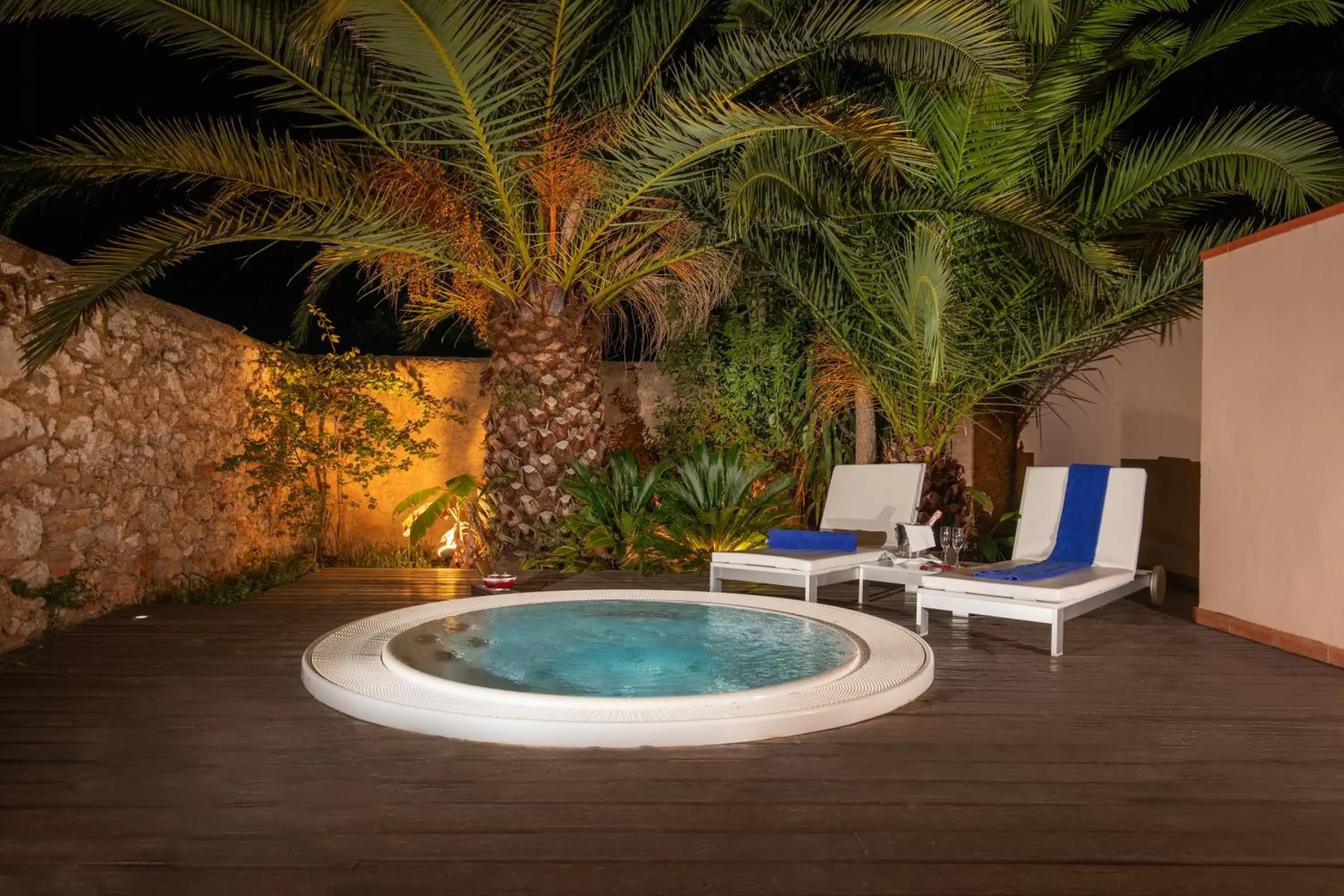 Hot Tub, Swimming Pool in Hotel Tancat de Codorniu