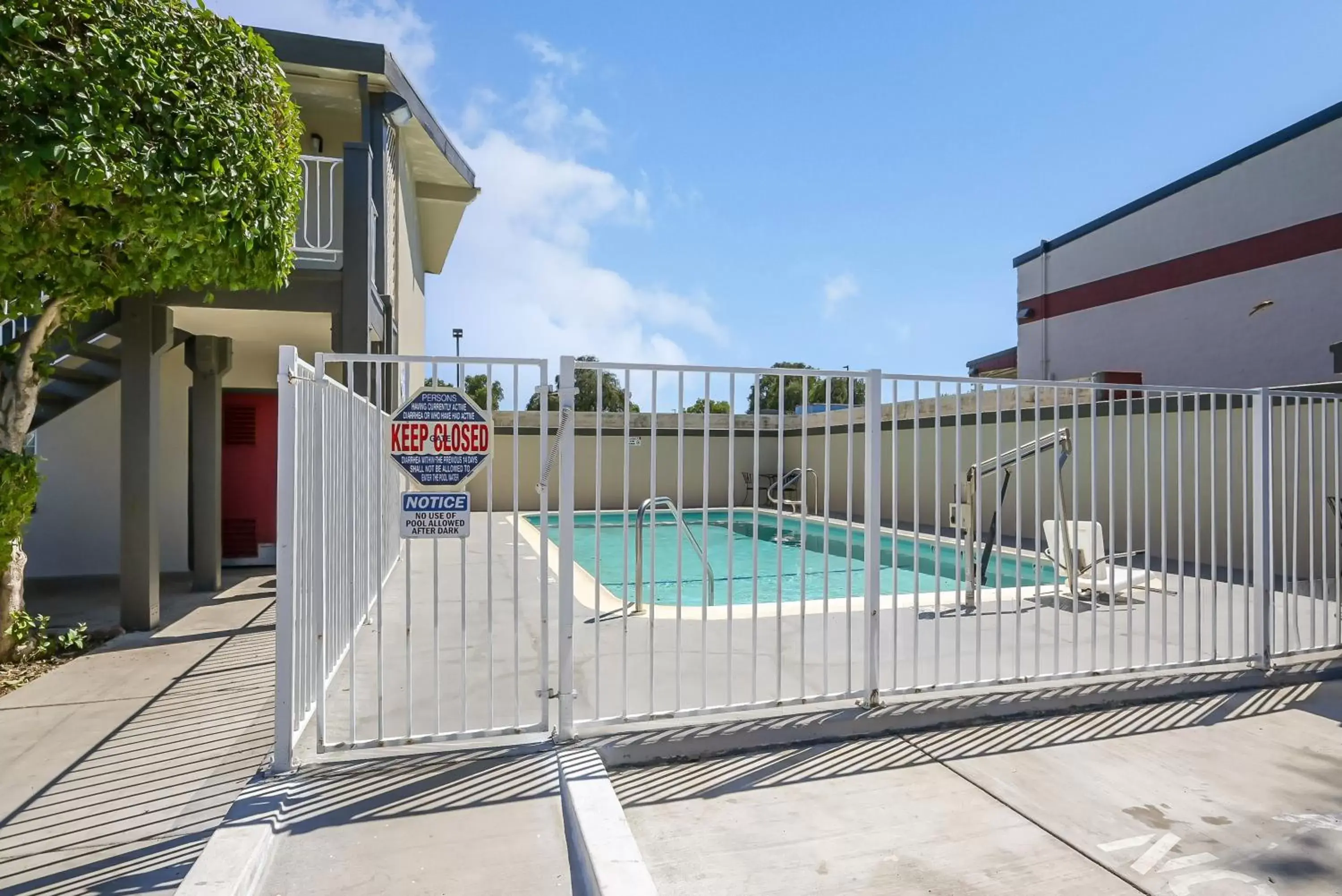 Swimming Pool in Econo Lodge Woodland near I-5