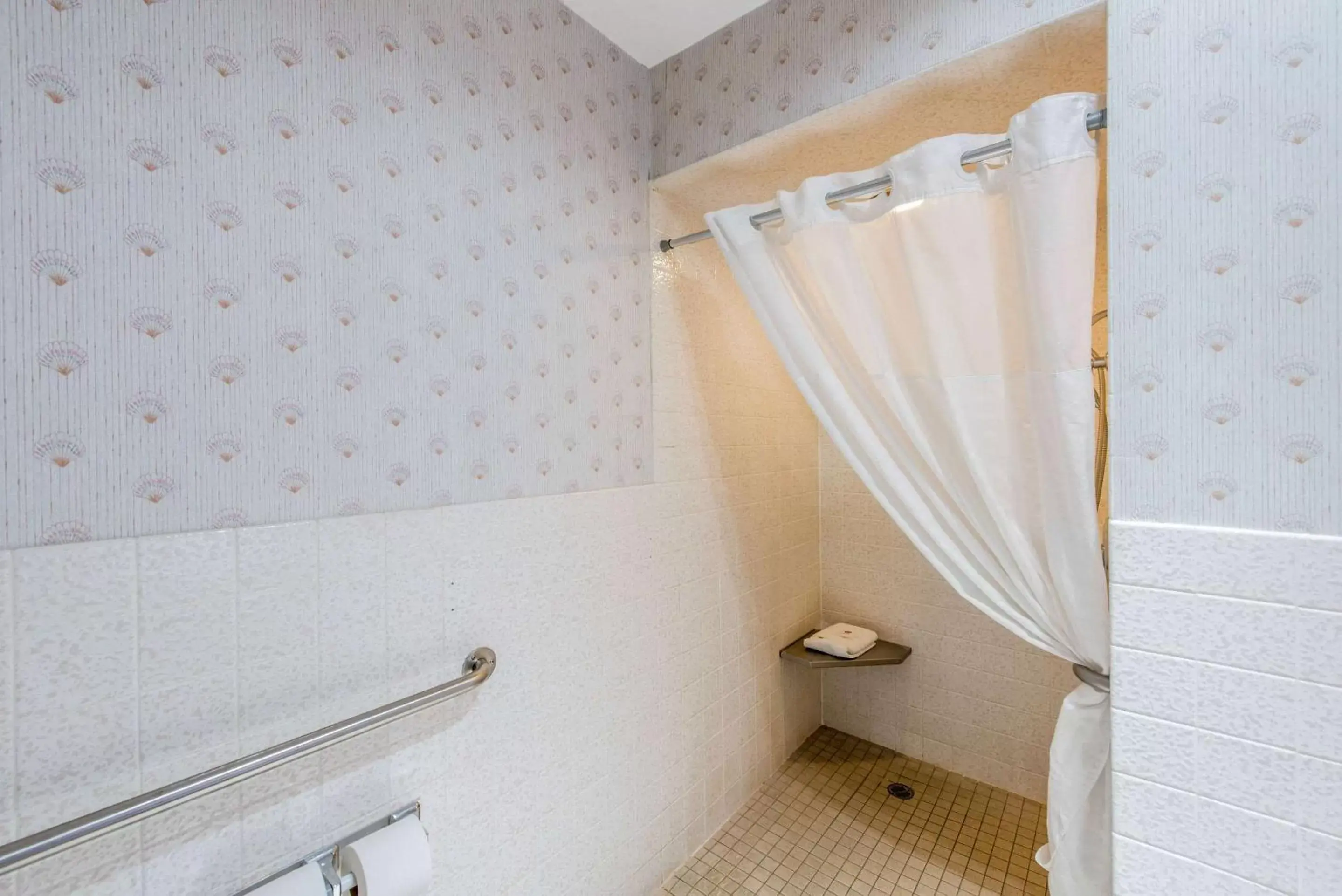 Photo of the whole room, Bathroom in Comfort Inn Mount Shasta Area