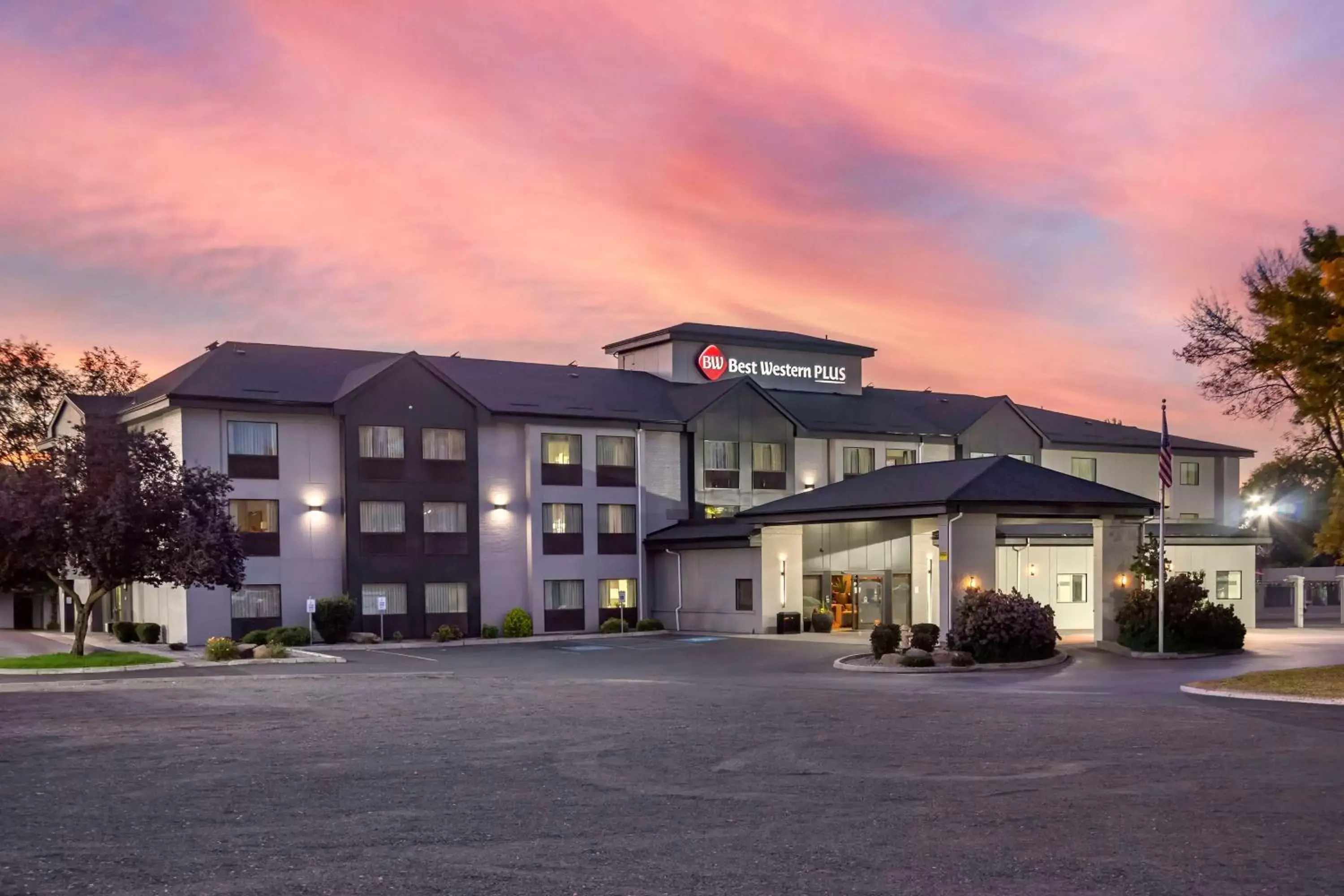 Property building in Best Western Plus Spokane North Property building in Best Western Plus Spokane North