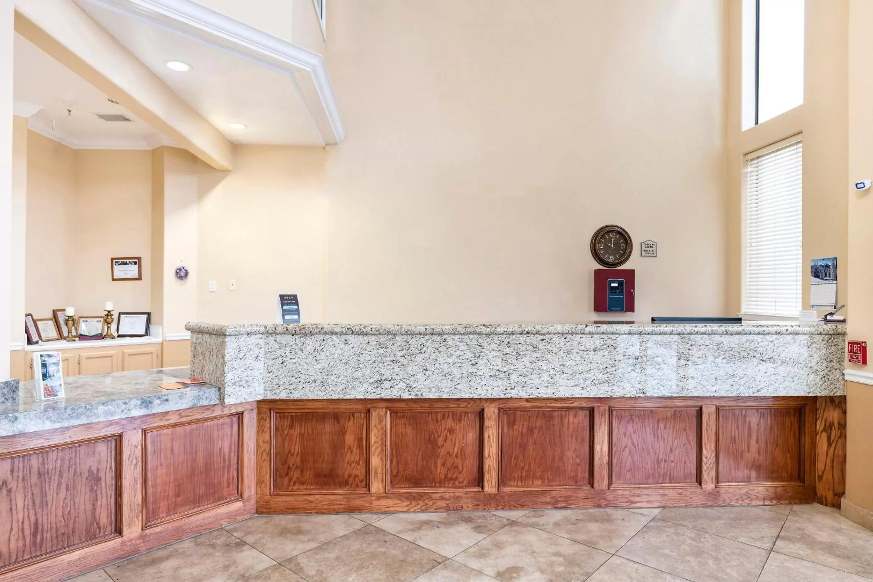 Lobby or reception, Kitchen/Kitchenette in OYO Hotel Stafford TX I-69 North