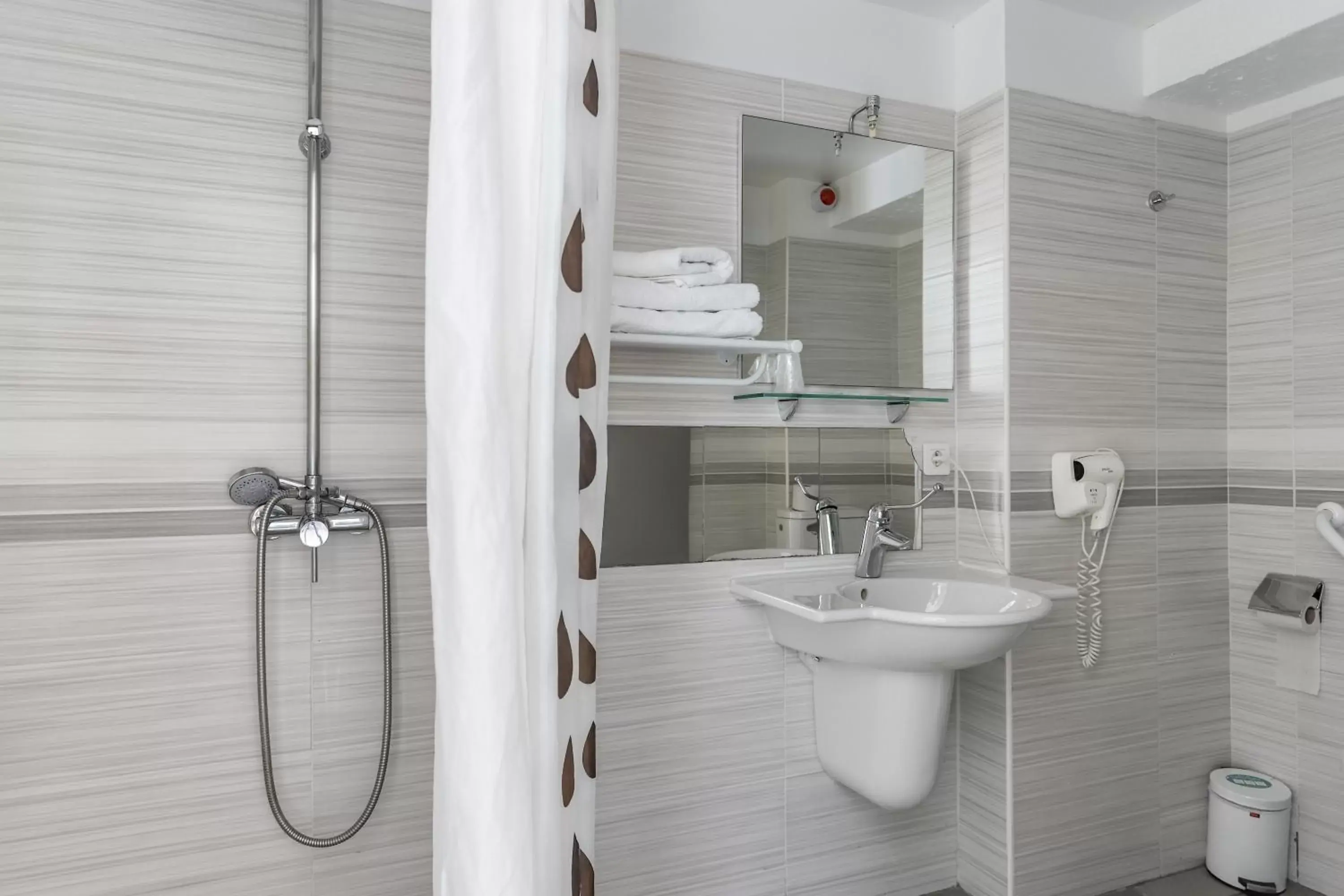 Shower, Bathroom in Hotel Les Palmiers En Camargue