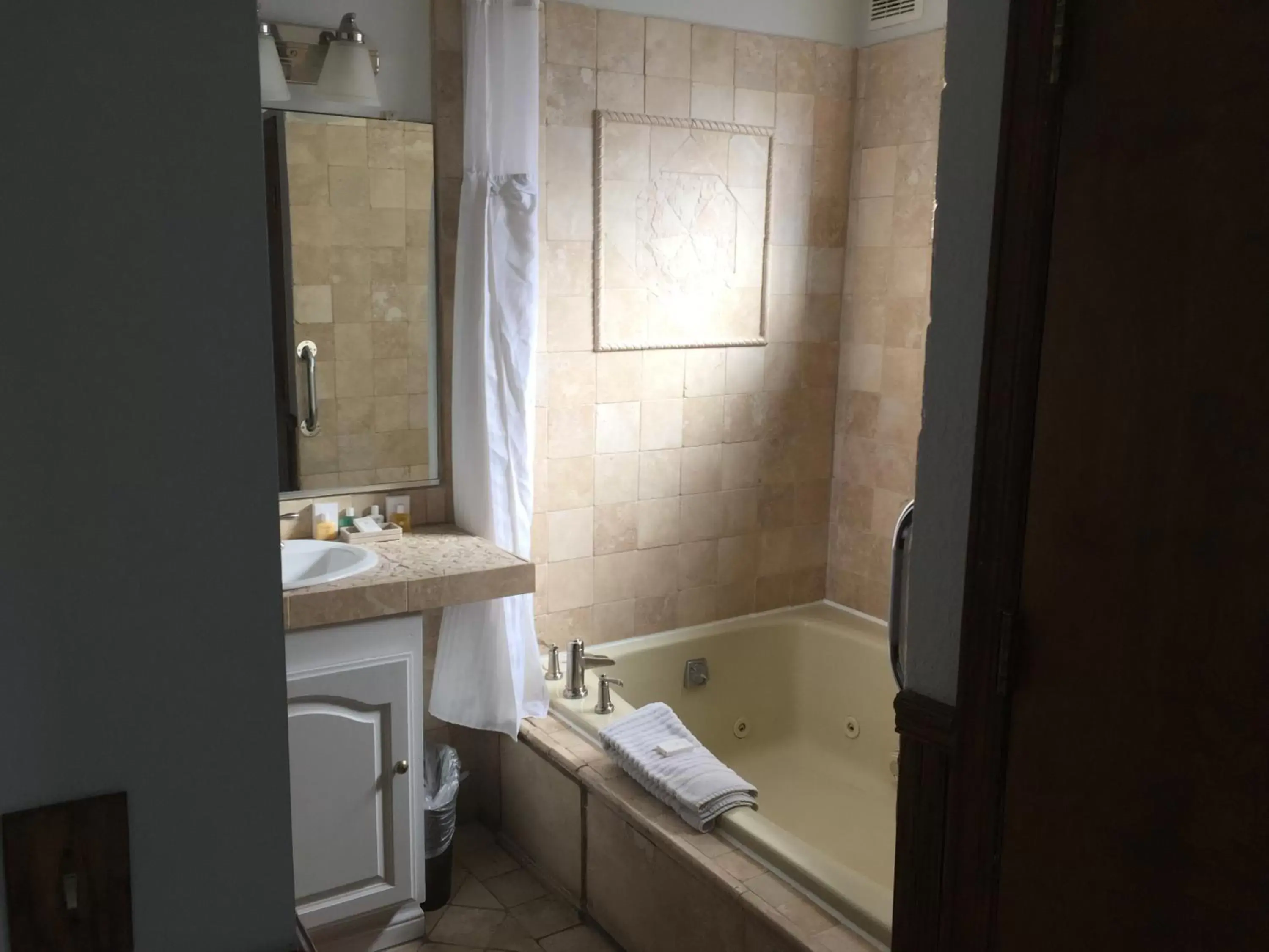 Shower, Bathroom in Catalina Island Seacrest Inn