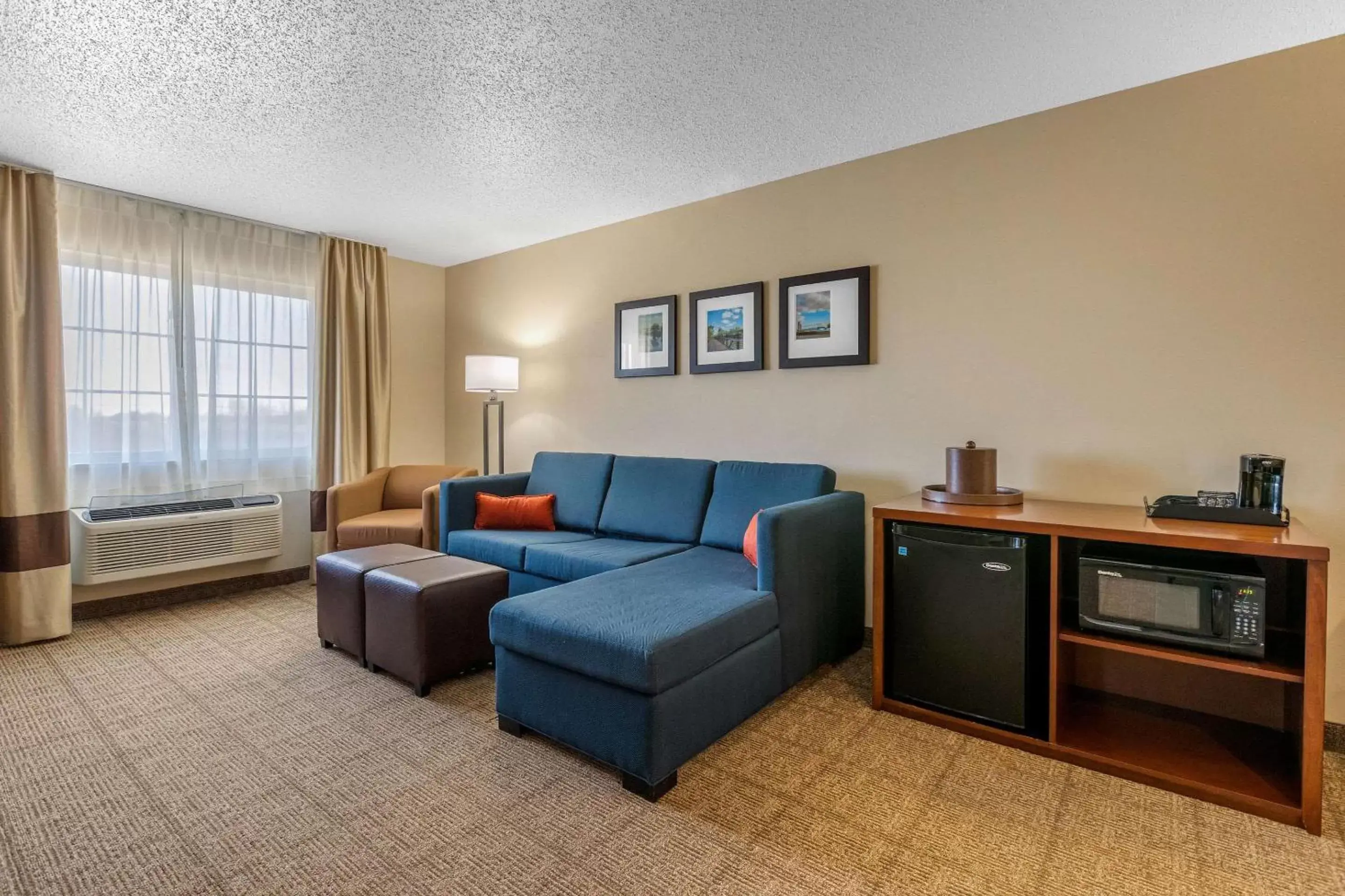 Photo of the whole room, Seating Area in Comfort Suites Cedar Falls