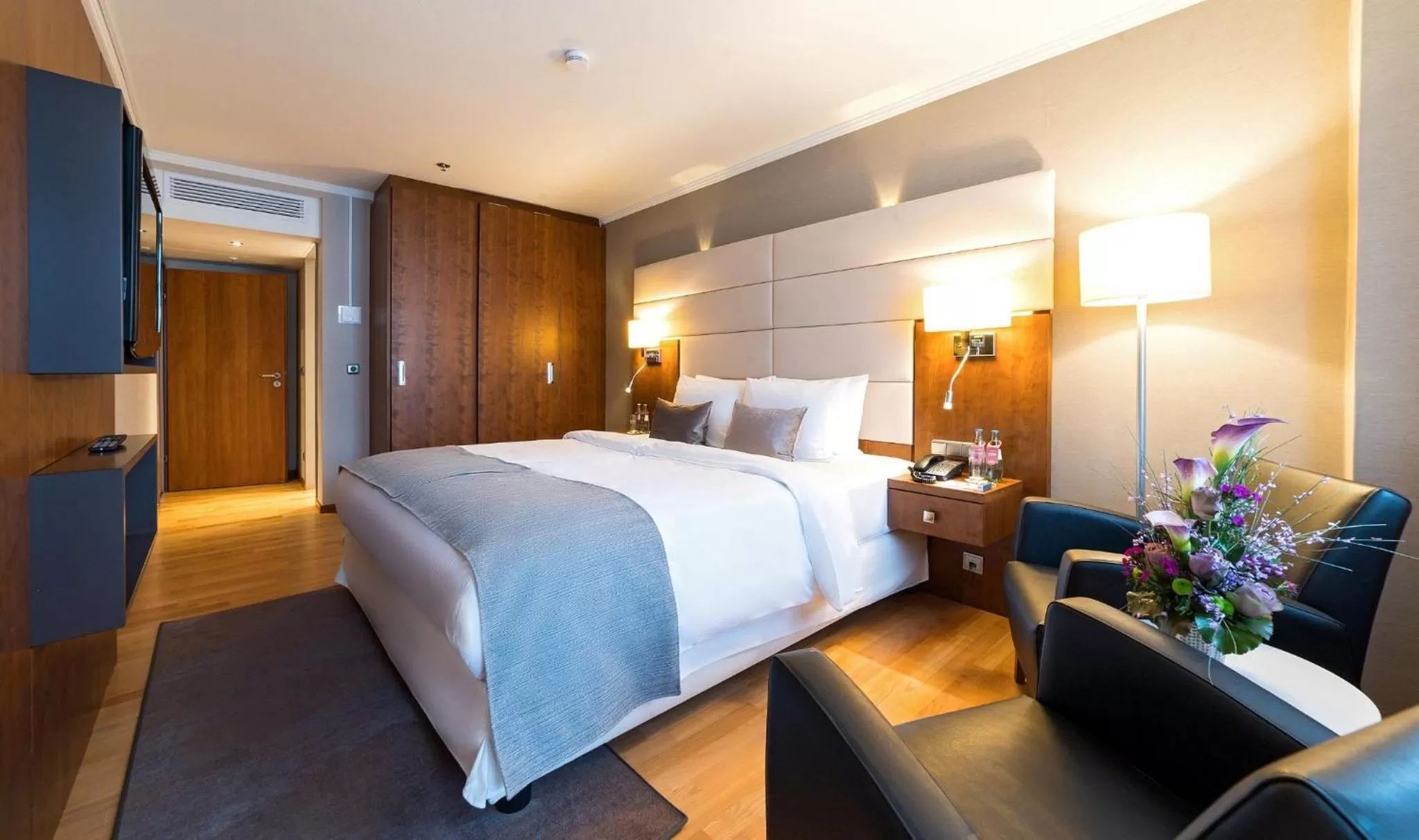 Photo of the whole room, Bed in Crowne Plaza Frankfurt Congress Hotel by IHG