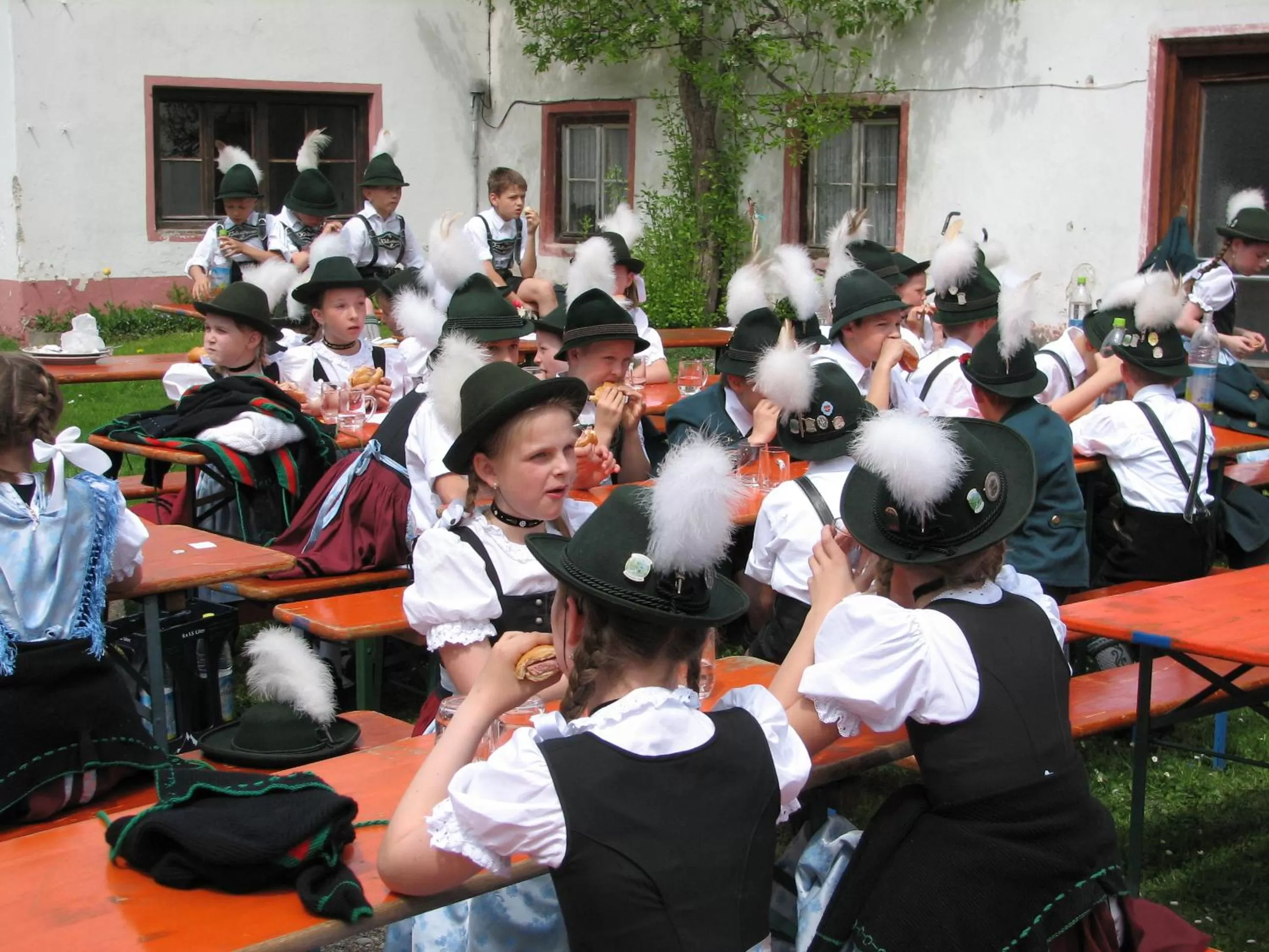 People in Aktivhotel & Gasthof Schmelz Ihr familienfreundliches Urlaubs Hotel mit Wellness Almsauna ab Februar Chiemgau Karte