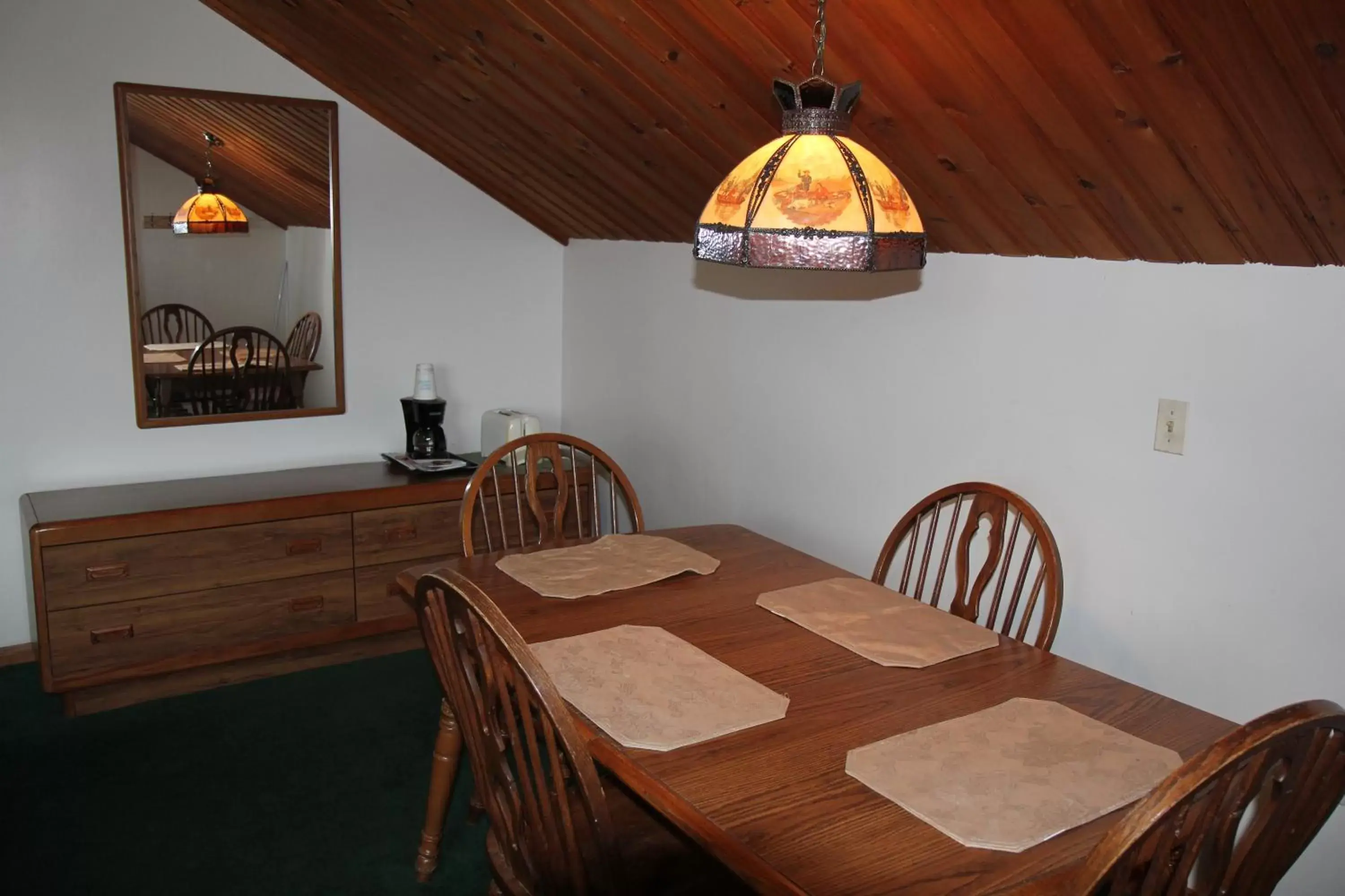 Dining Area in Sara Placid Inn & Suites