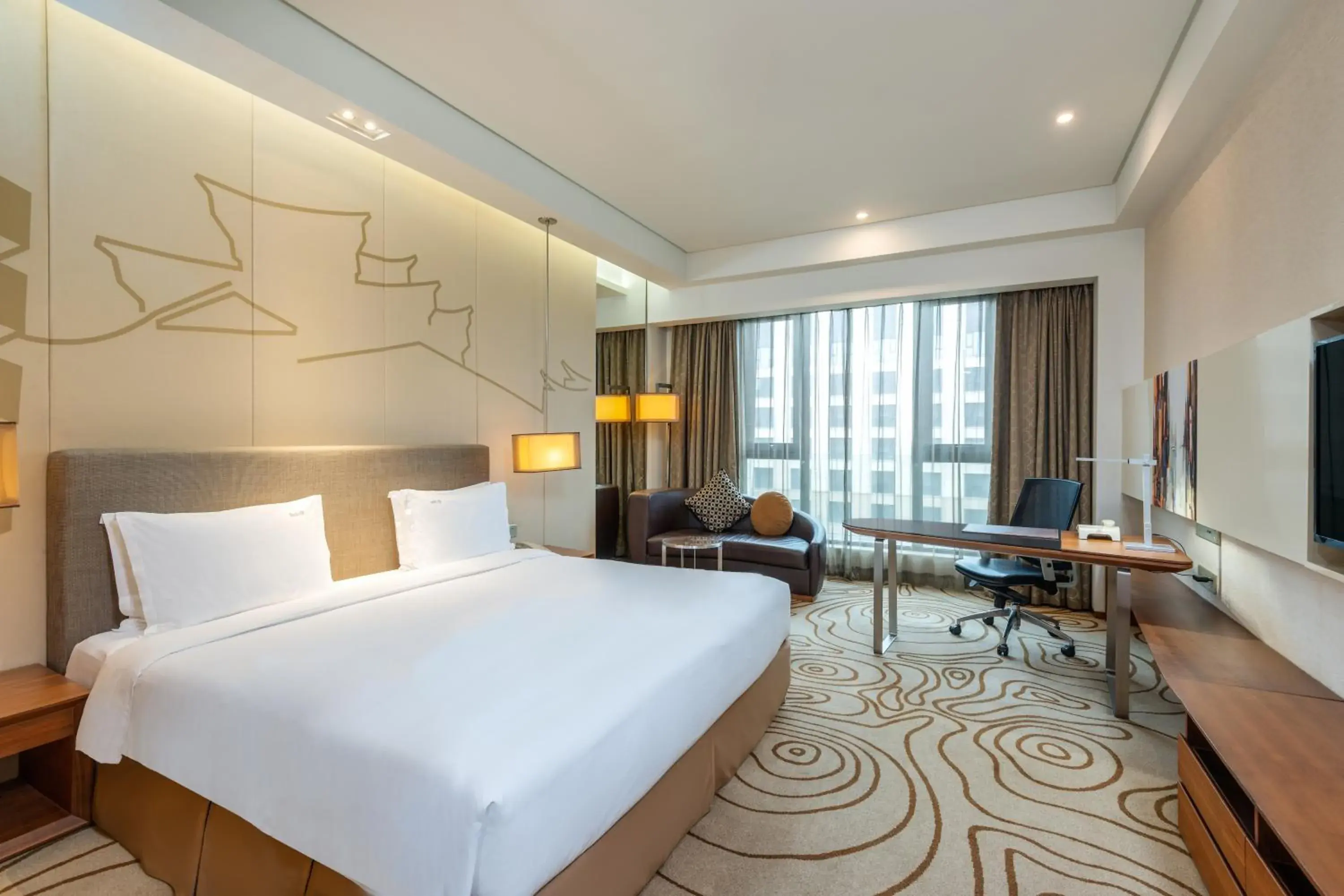 Property building, Bed in Holiday Inn Shanghai Hongqiao