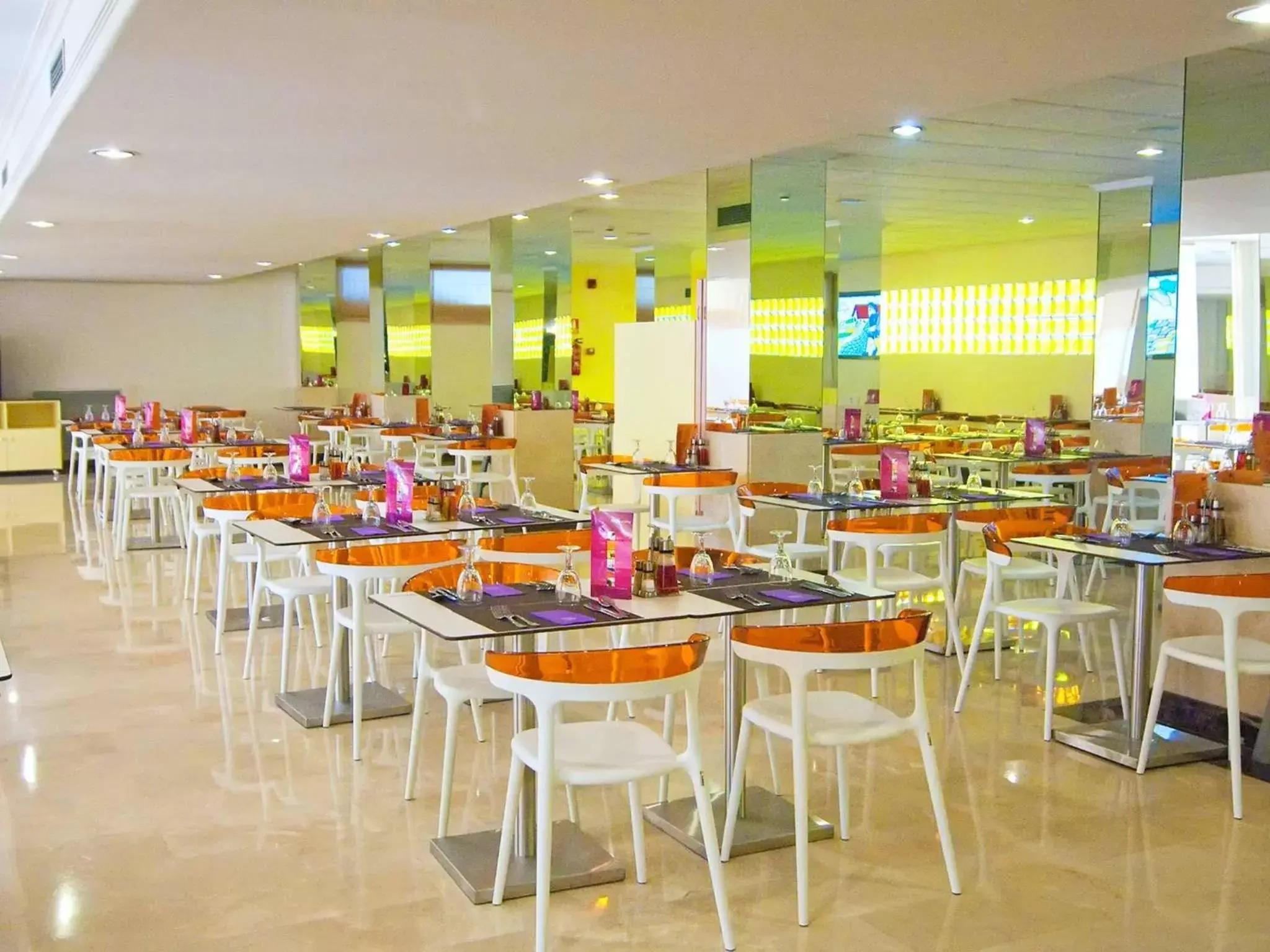 Restaurant/Places to Eat in Hotel Servigroup Orange