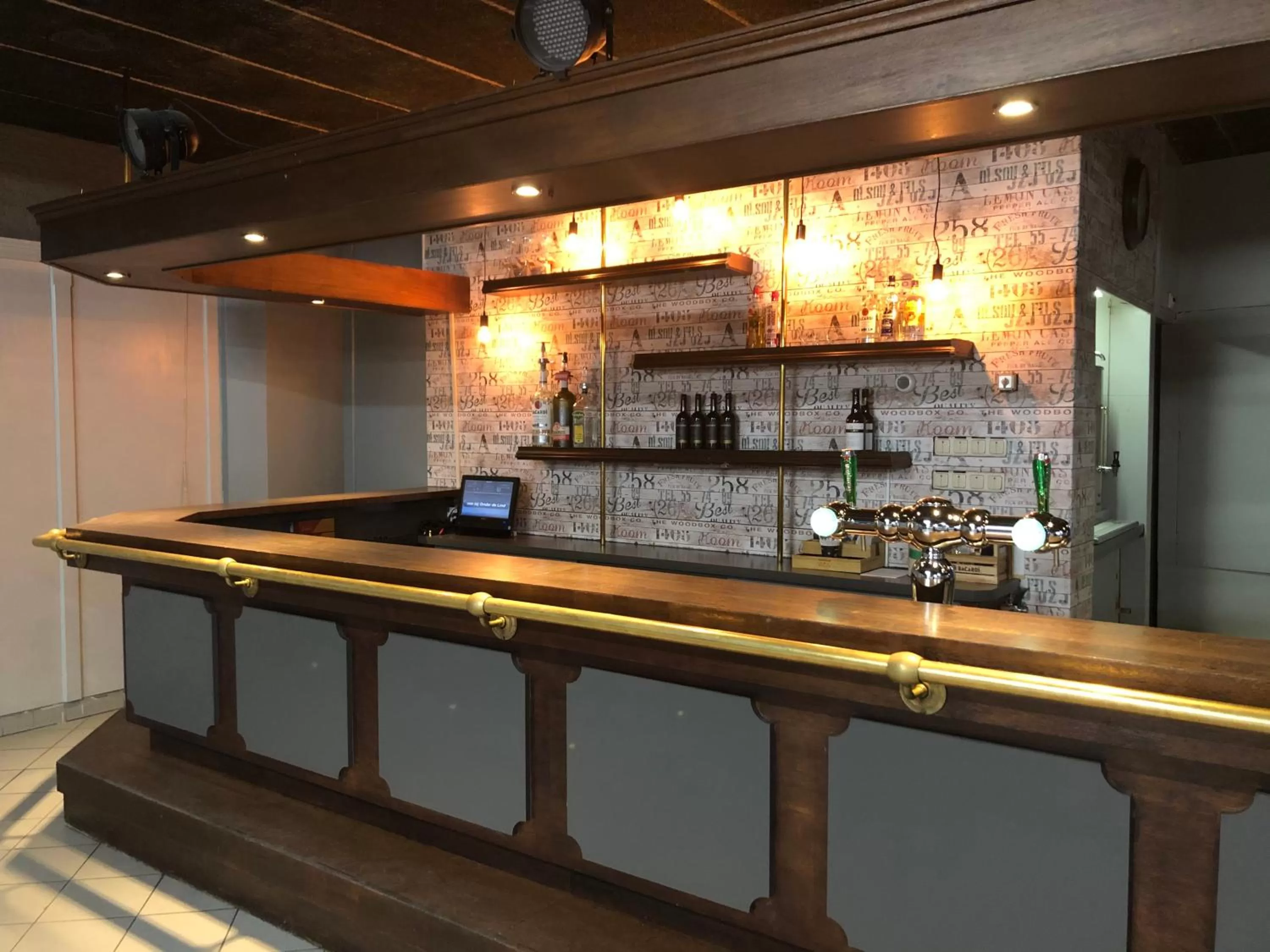 Lounge or bar, Kitchen/Kitchenette in Hotel Onder De Linden