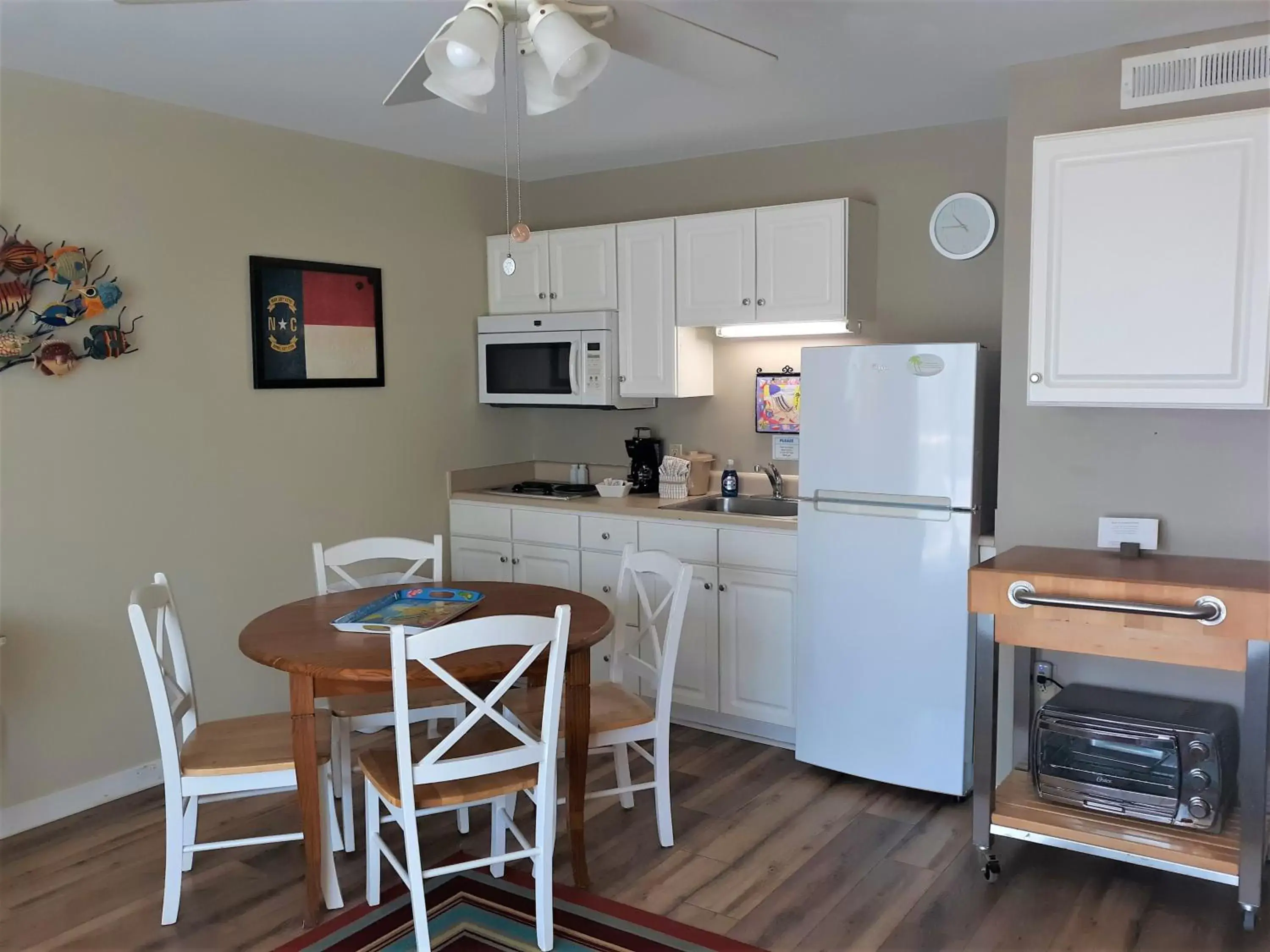 Kitchen or kitchenette, Kitchen/Kitchenette in Sandpeddler Inn and Suites