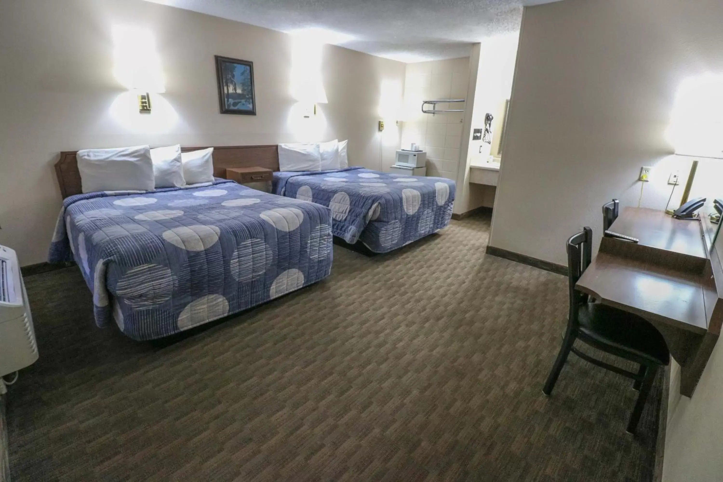 Photo of the whole room, Bed in Bear Lodge Motel