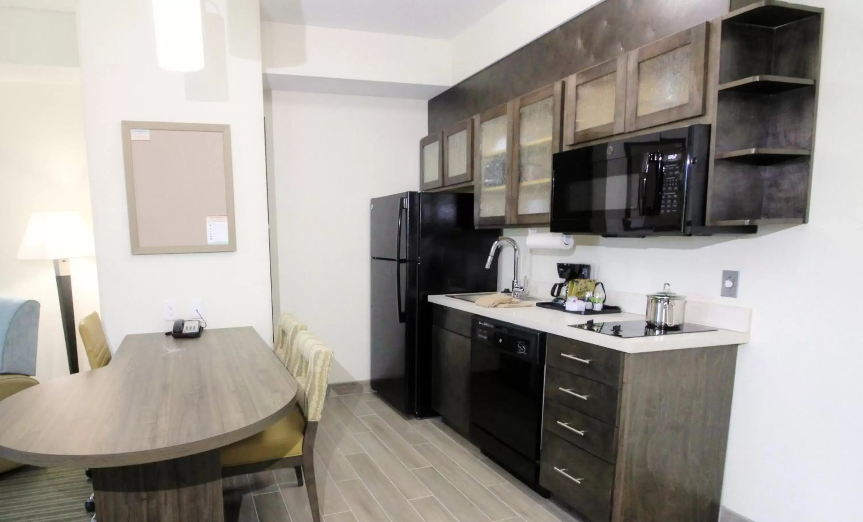 Photo of the whole room, Kitchen/Kitchenette in Candlewood Suites - Memphis East, an IHG Hotel