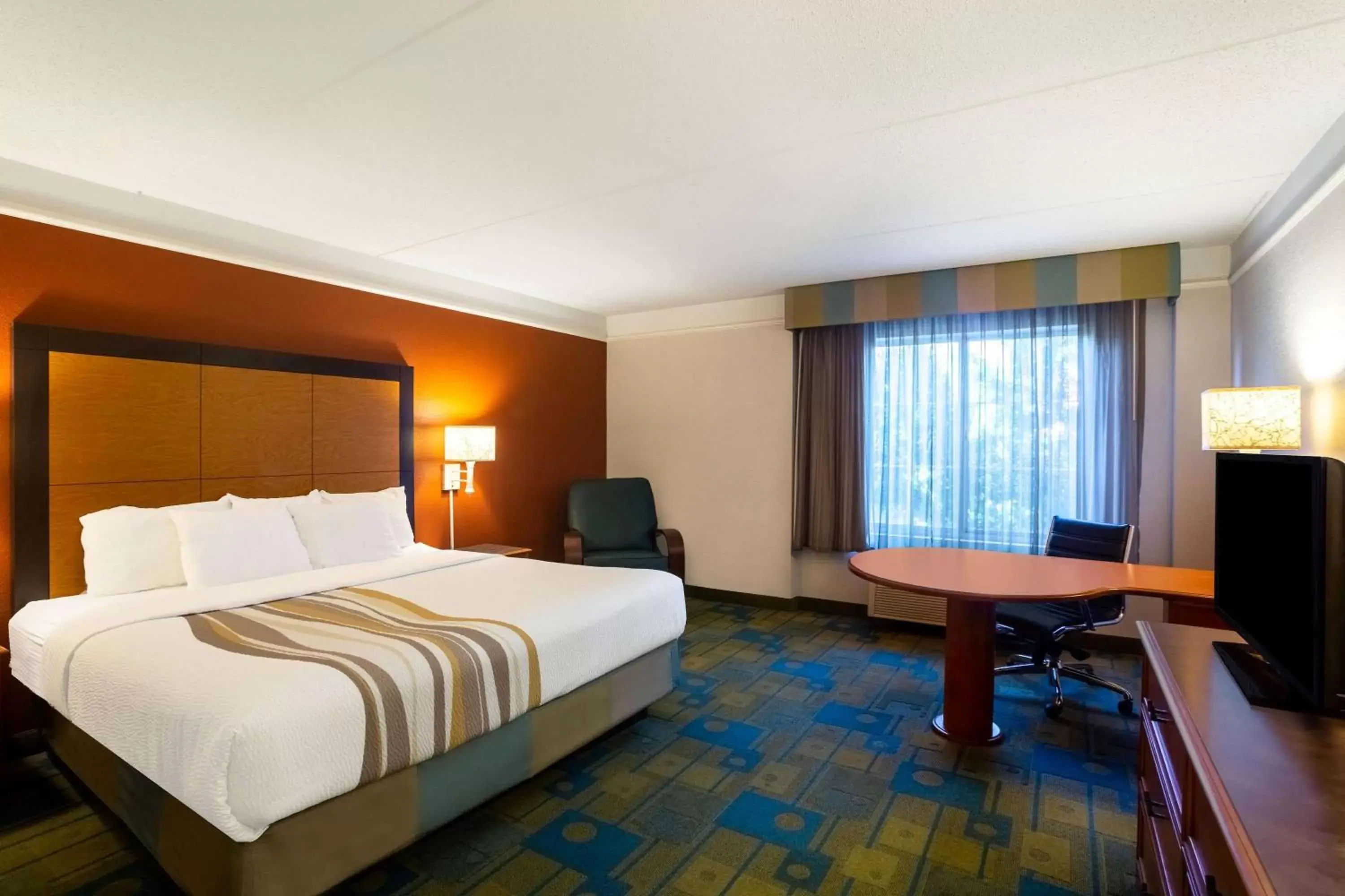 Photo of the whole room, Bed in La Quinta by Wyndham Charlotte Airport South