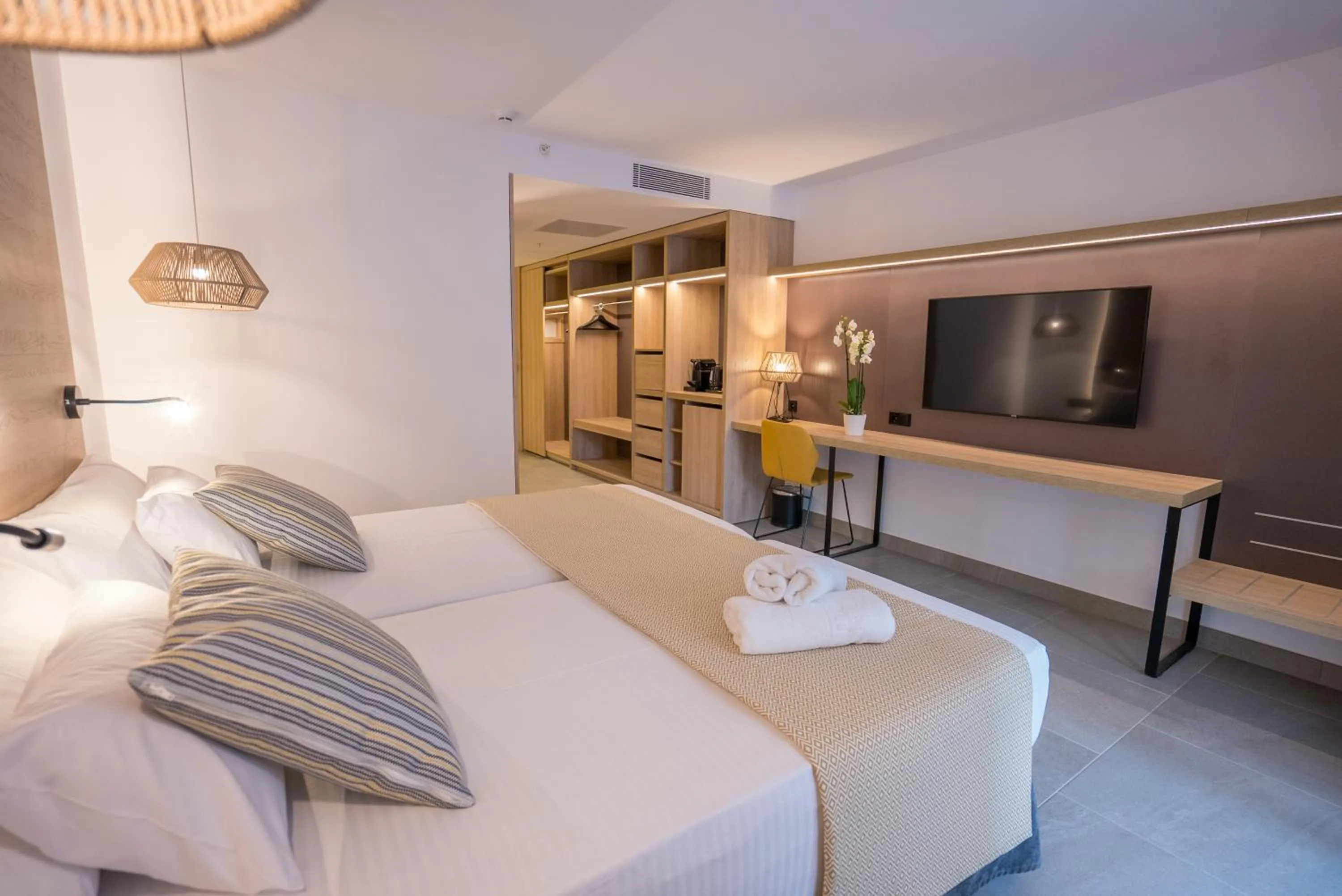 TV and multimedia, Bed in Hotel Morlans Suites - Adults Only