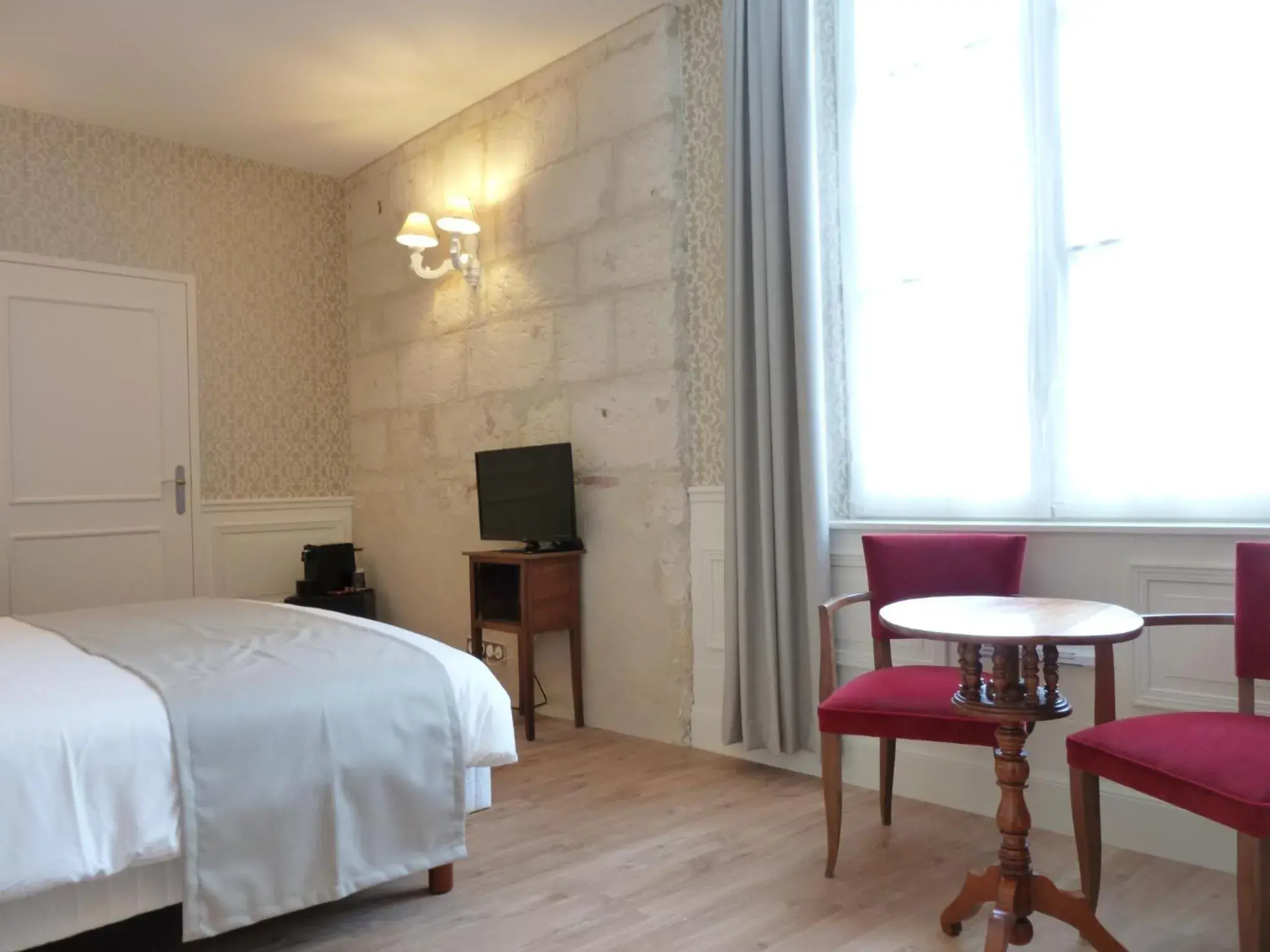 Photo of the whole room, Bed in Hôtel Grand Monarque