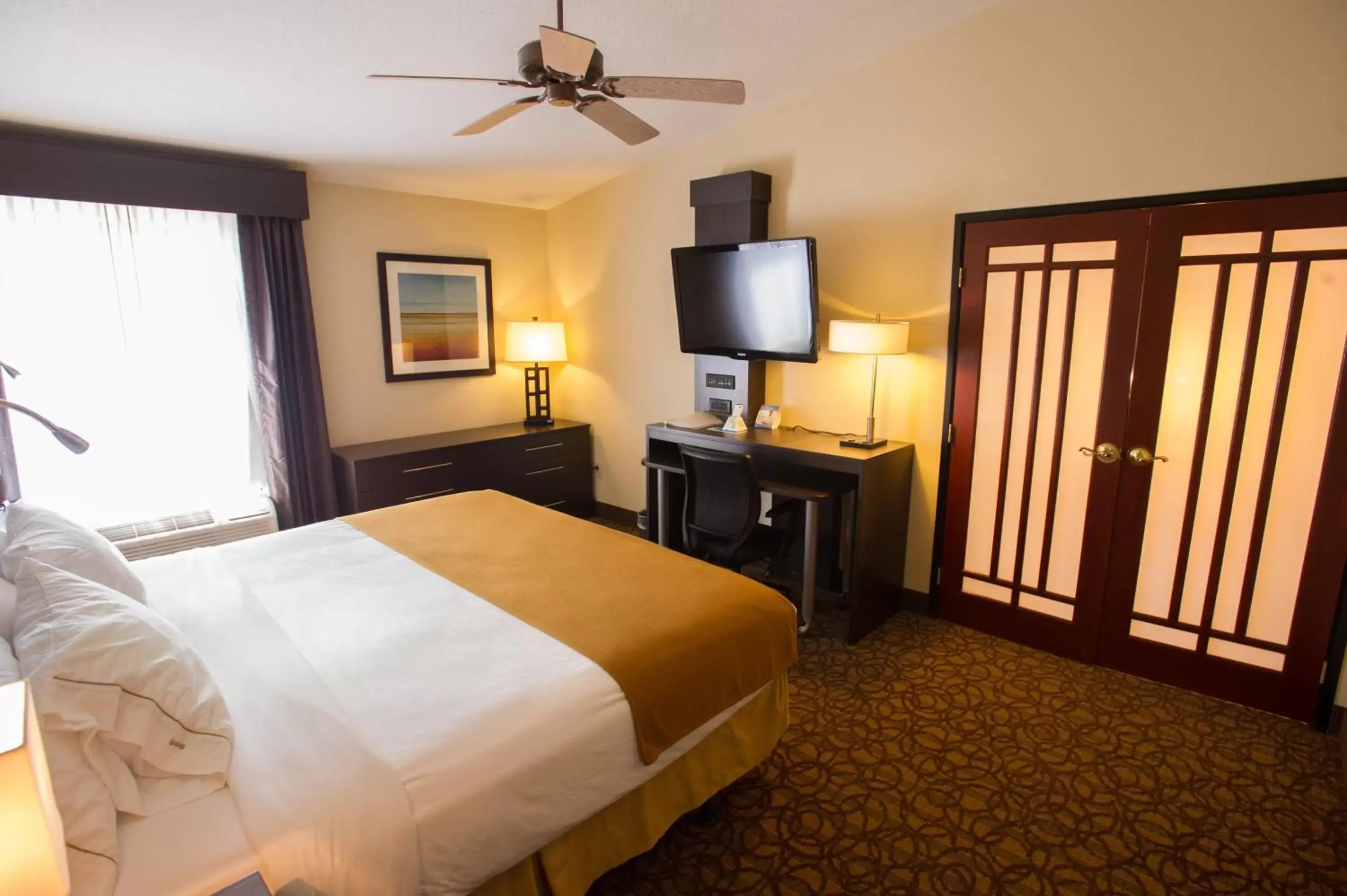 Photo of the whole room, Bed in Holiday Inn Express & Suites Topeka West I-70 Wanamaker by IHG Photo of the whole room, Bed in Holiday Inn Express & Suites Topeka West I-70 Wanamaker by IHG