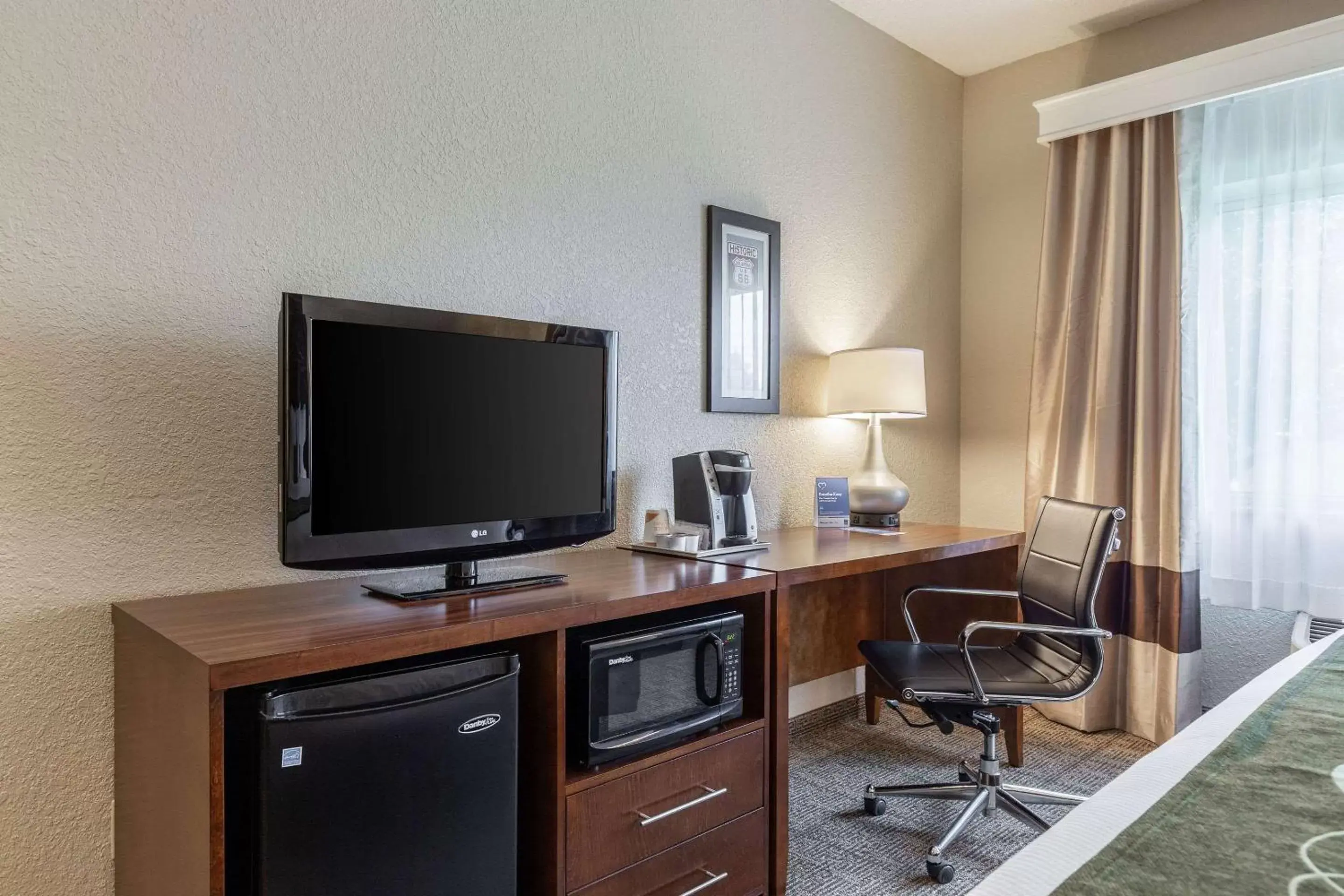 Photo of the whole room, TV/Entertainment Center in Comfort Inn South Tulsa - Woodland Hills