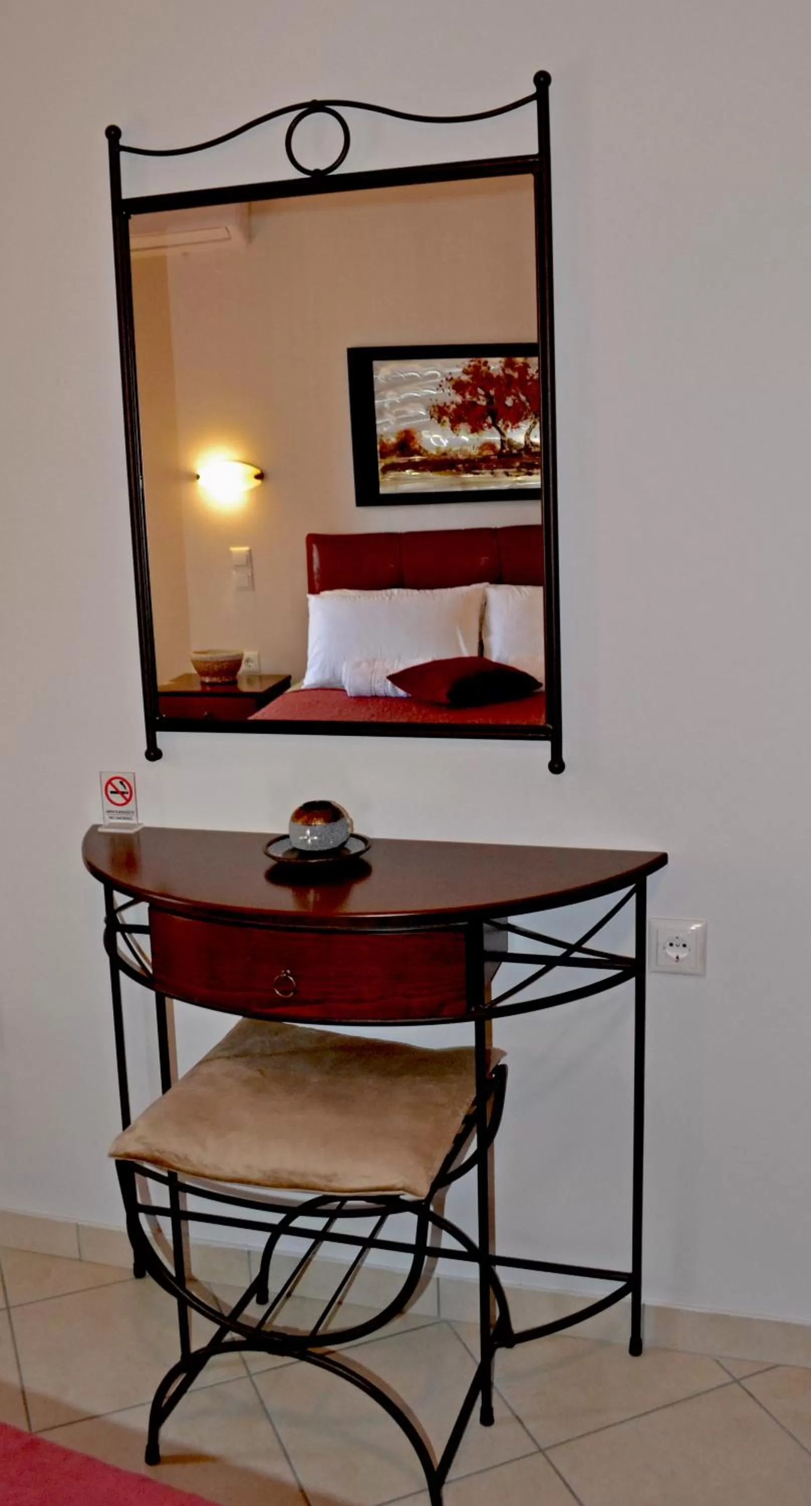 Photo of the whole room in Anesis