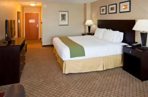 Bedroom, Bed in Holiday Inn Express Hotel & Suites Anderson, an IHG Hotel