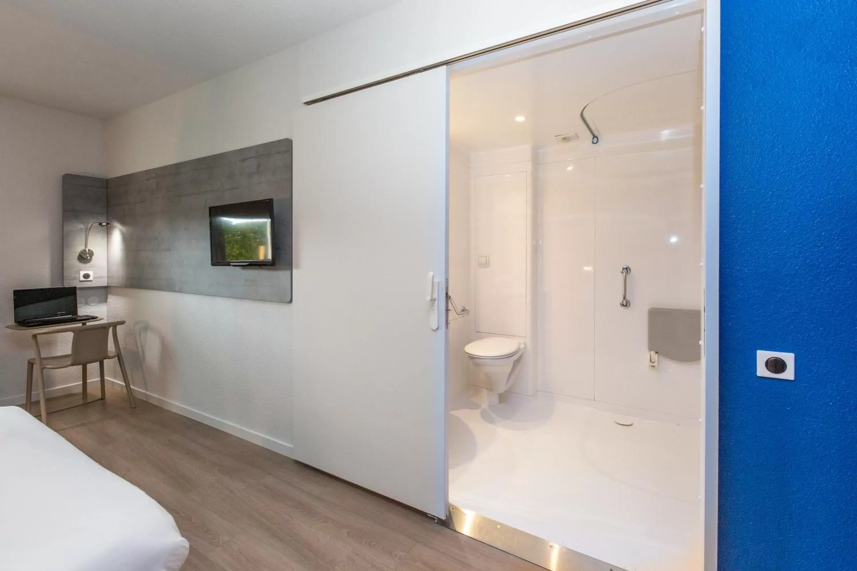 Shower, Bathroom in Ibis Budget Marmande