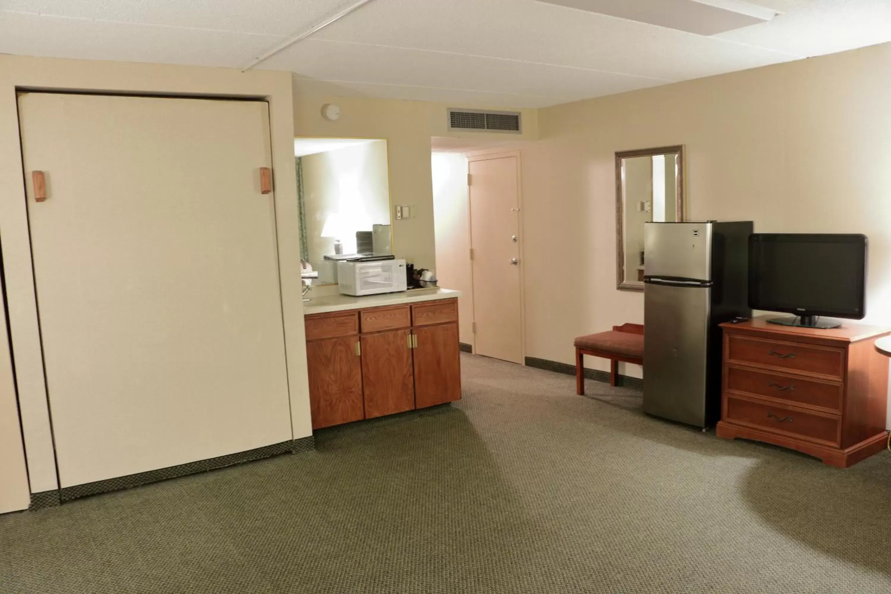 Bedroom, Kitchen/Kitchenette in Ramada by Wyndham Alpena