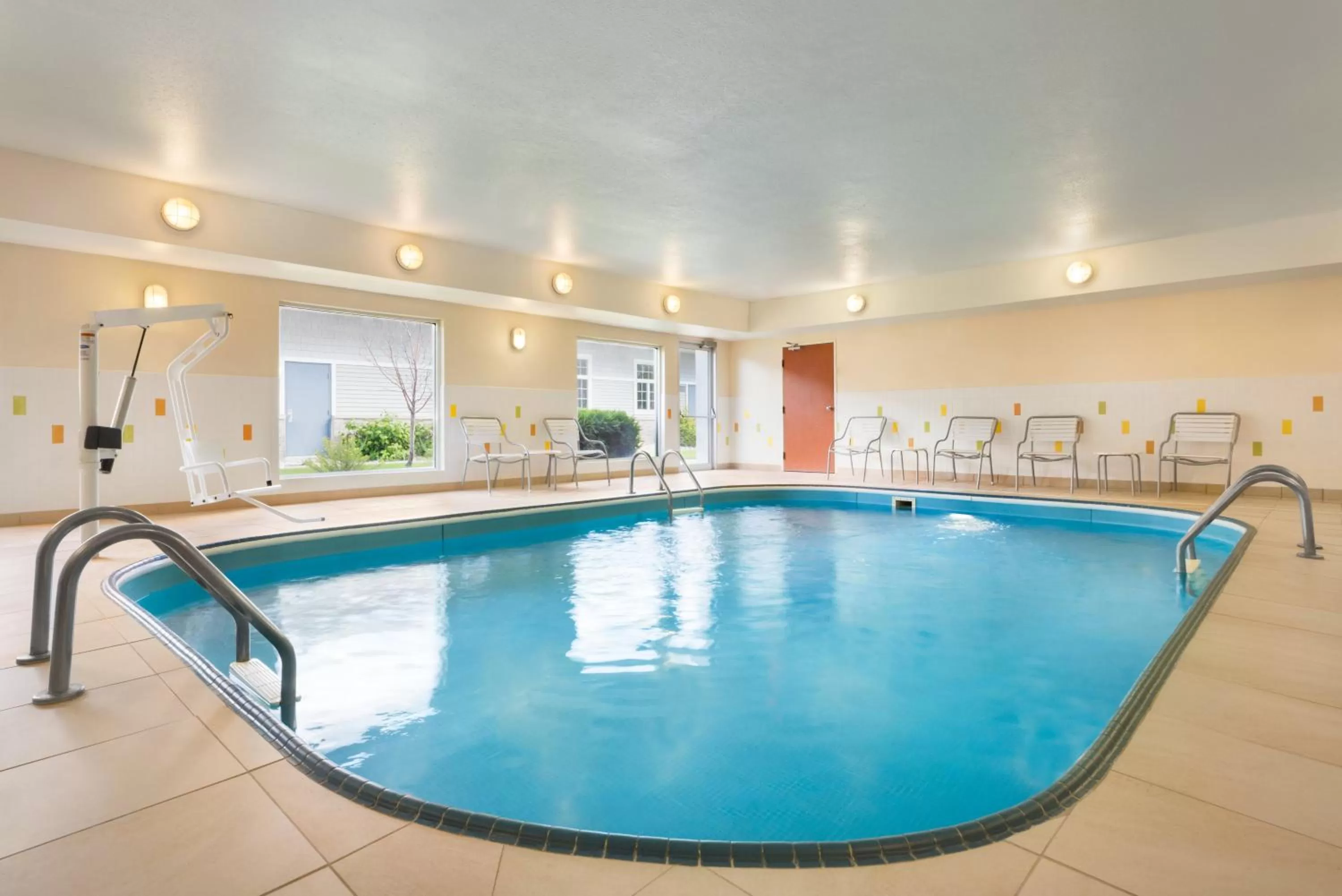Swimming pool in Amerivu Inn and Suites