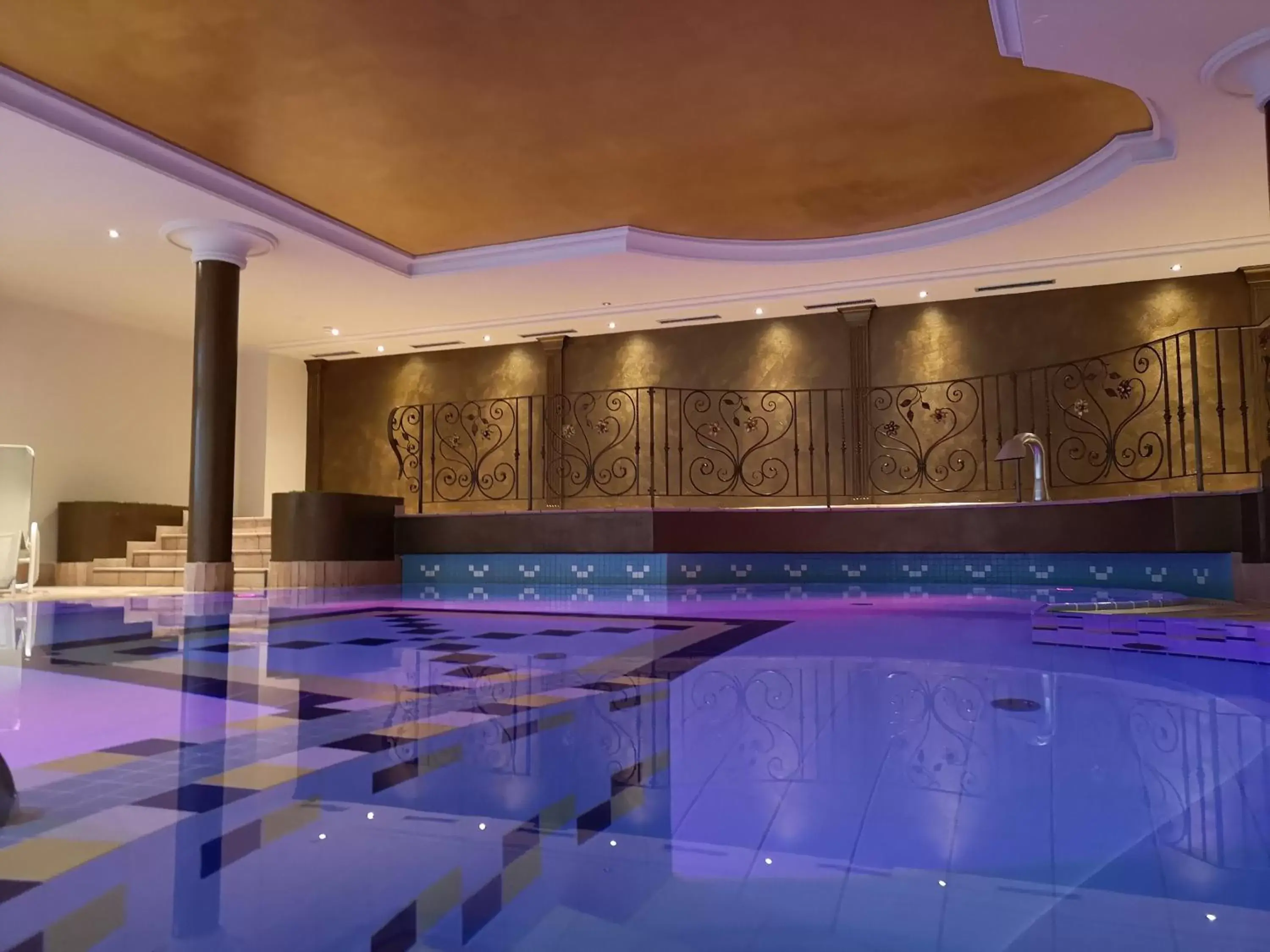 Swimming Pool in Hotel Bergjuwel