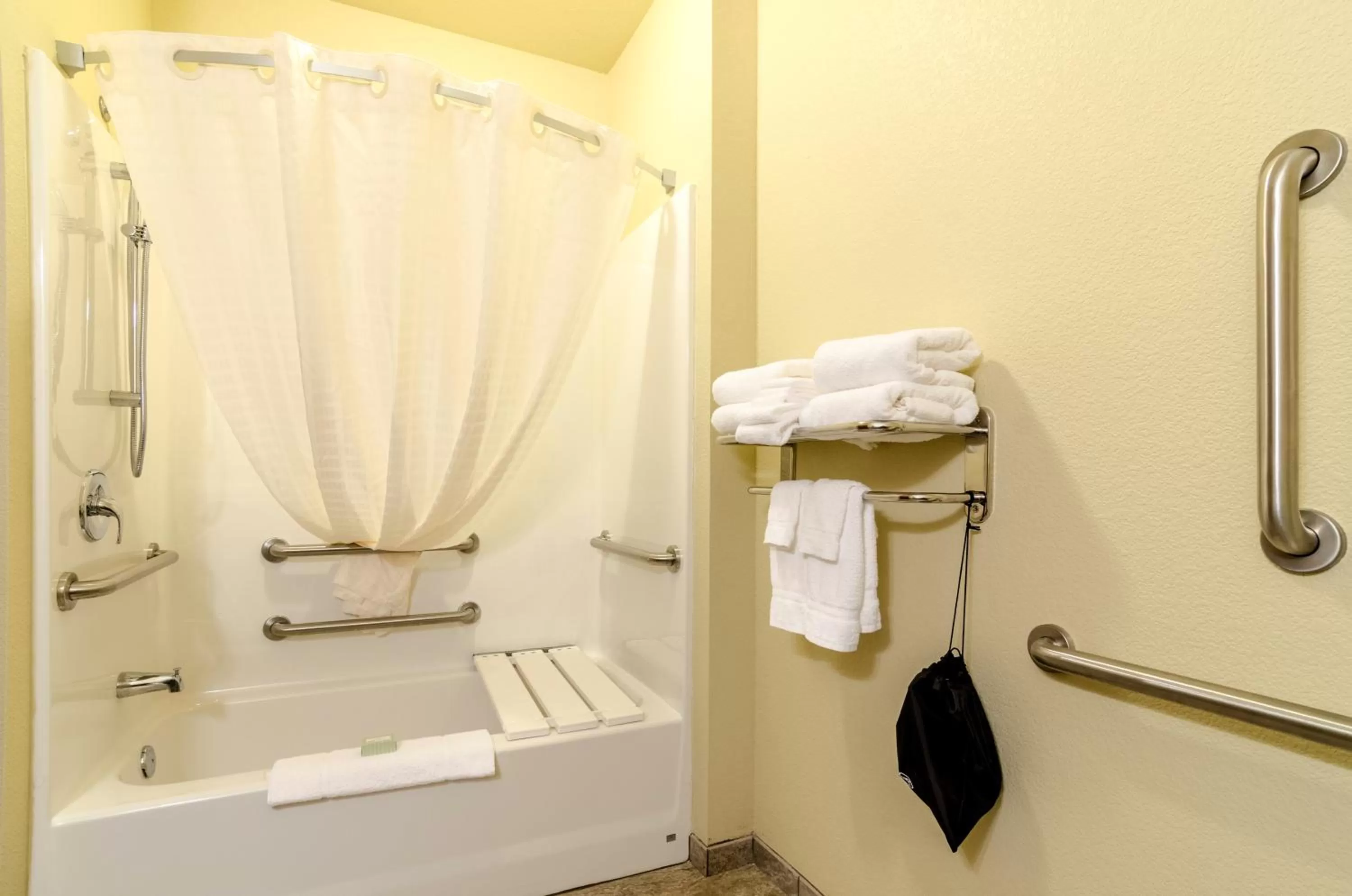 Shower in Cobblestone Hotel & Suites - McCook