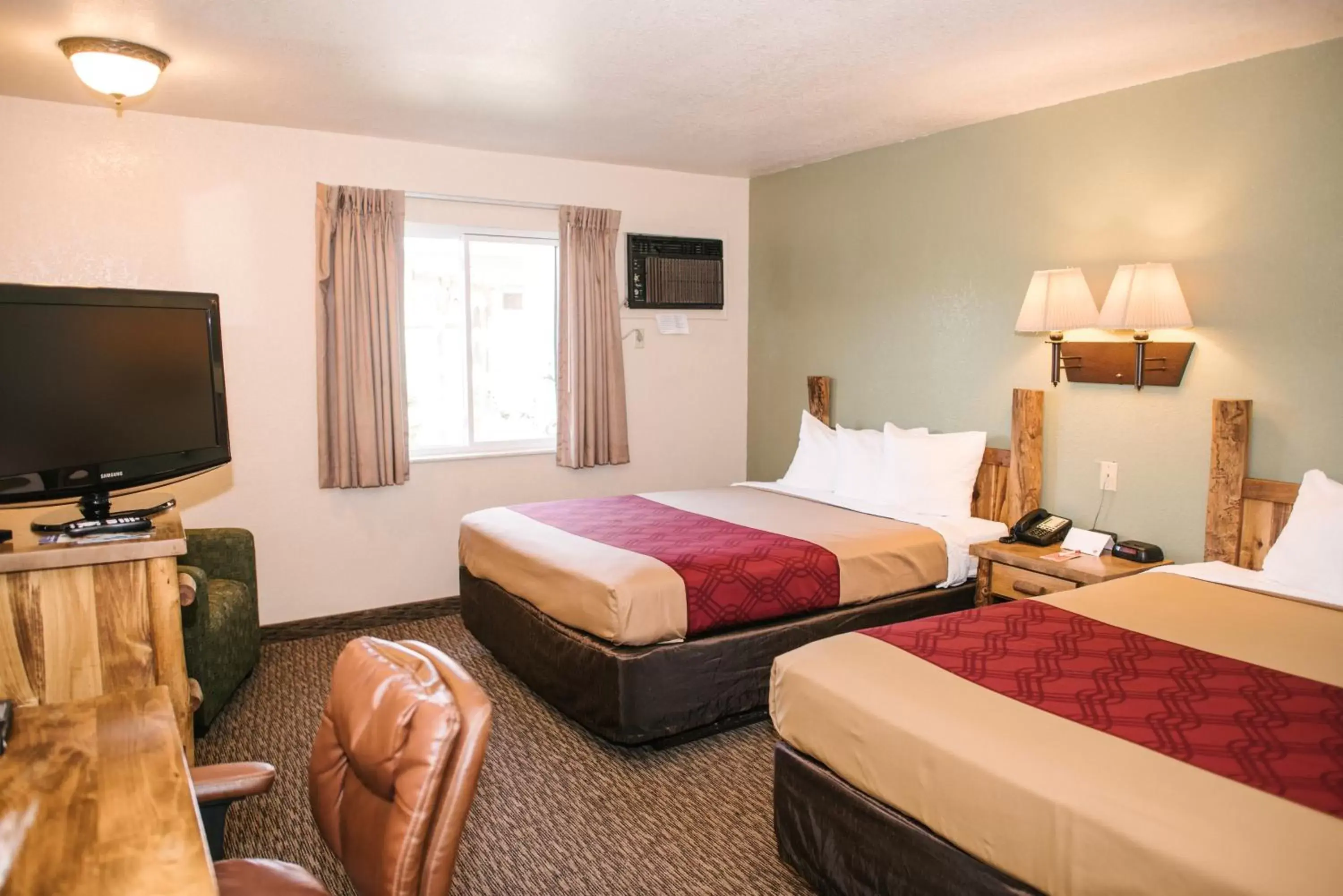 Property building, Bed in Econo Lodge, Downtown Custer Near Custer State Park and Mt Rushmore