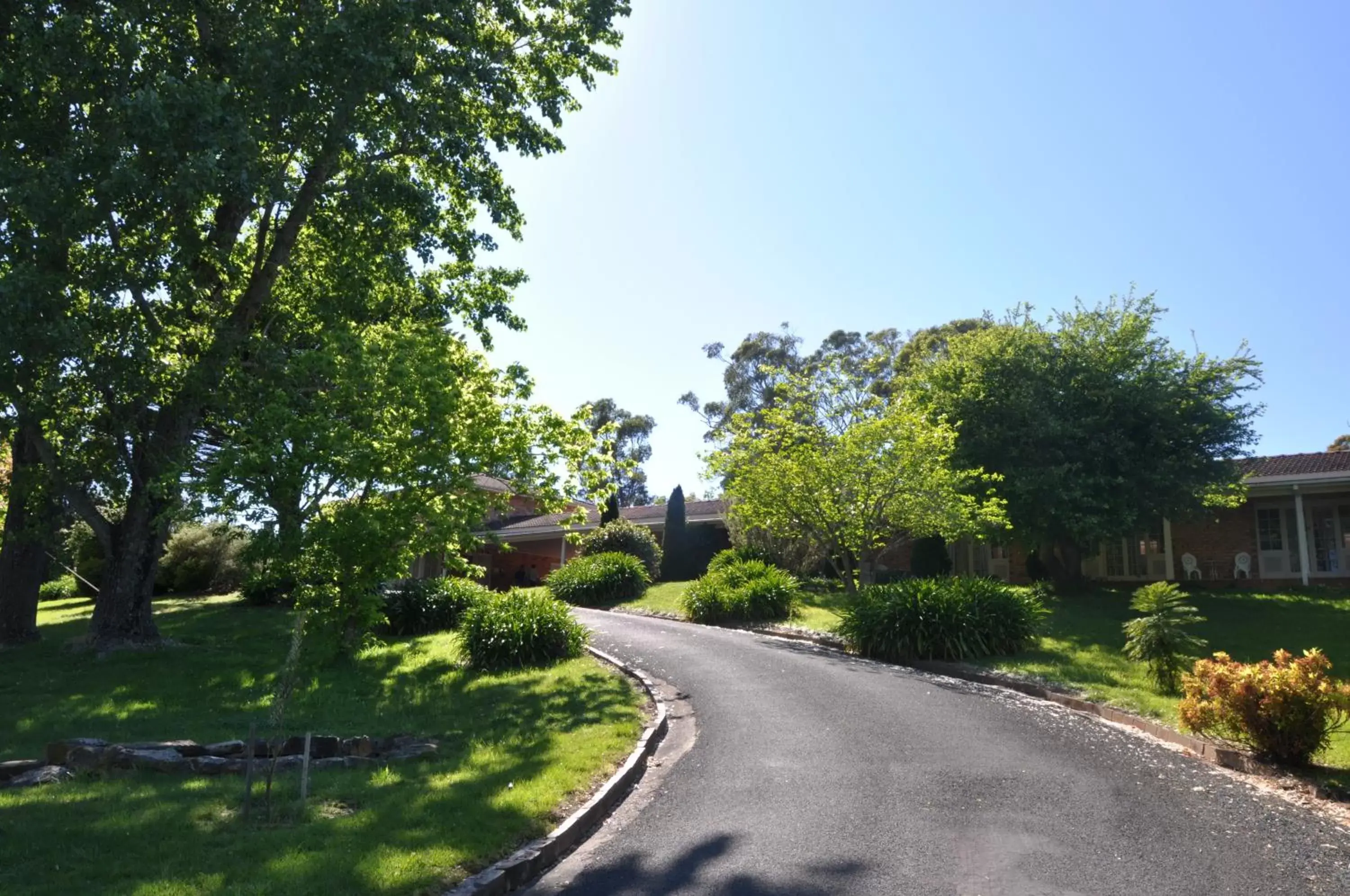 Facade/entrance, Garden in Poplars Inn Mittagong