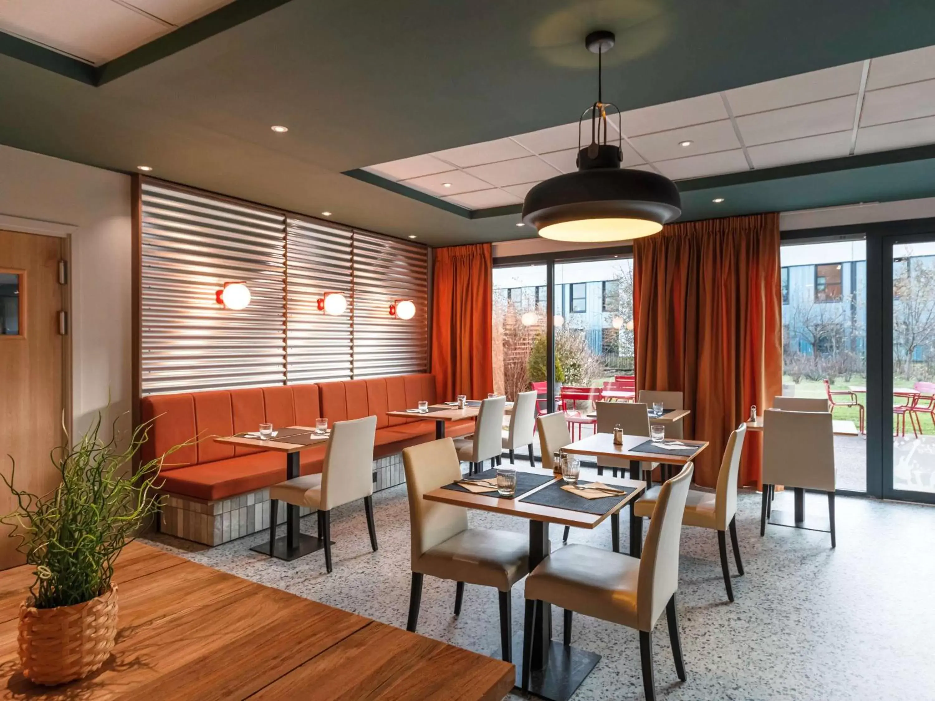 Restaurant/Places to Eat in ibis Lyon Meyzieu