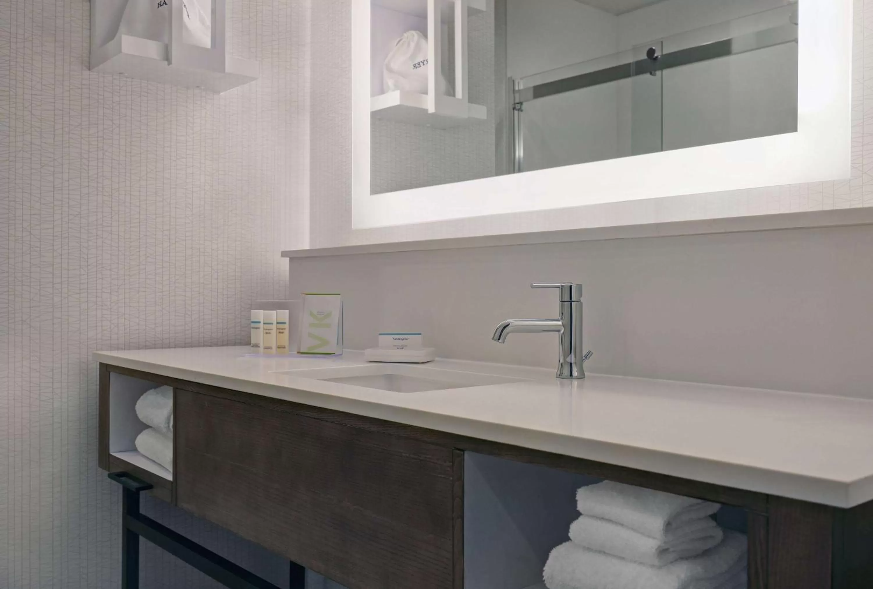 Bathroom in Hampton Inn Patterson, Ca