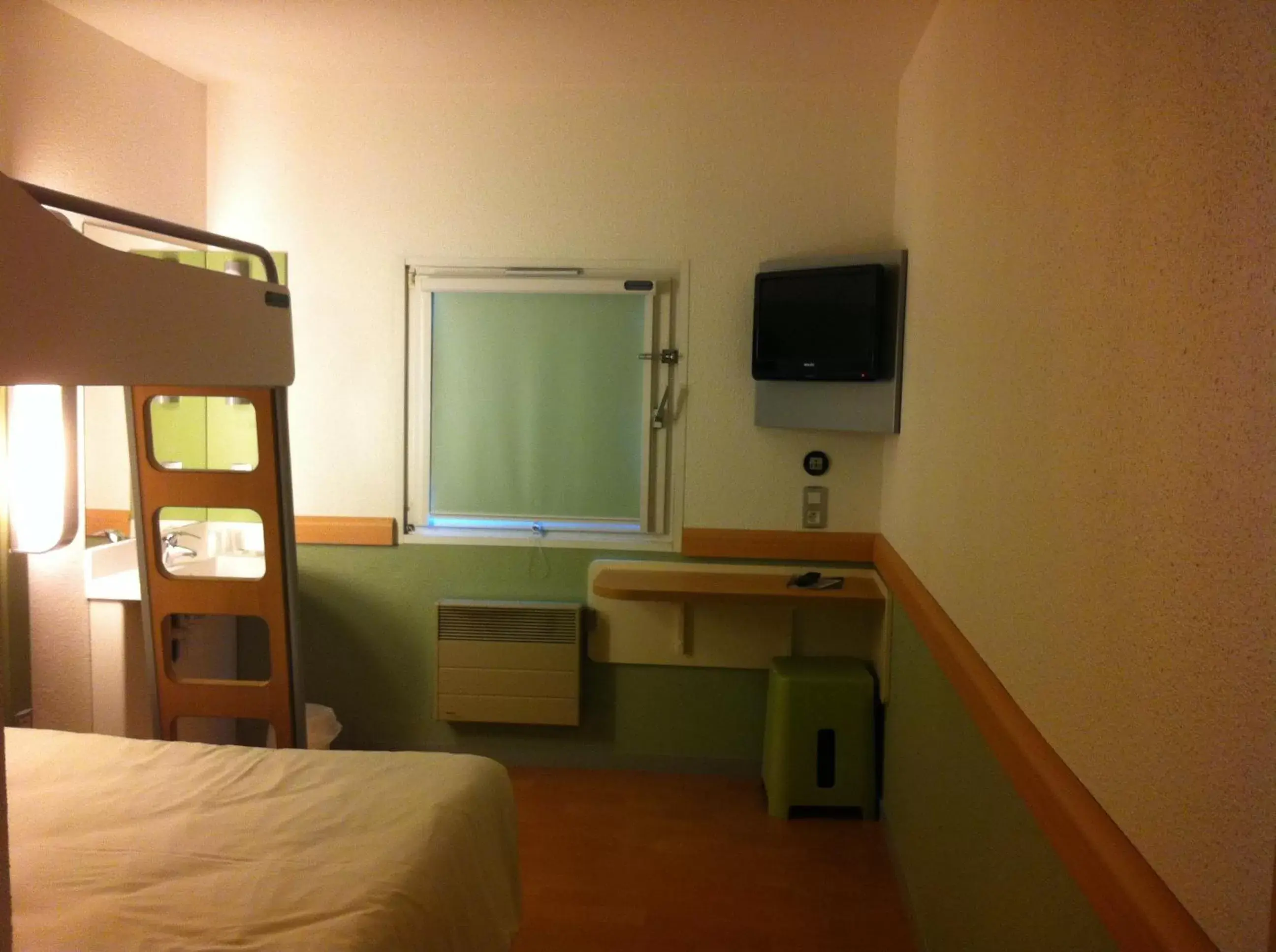 Photo of the whole room, TV/Entertainment Center in ibis budget Mâcon Nord