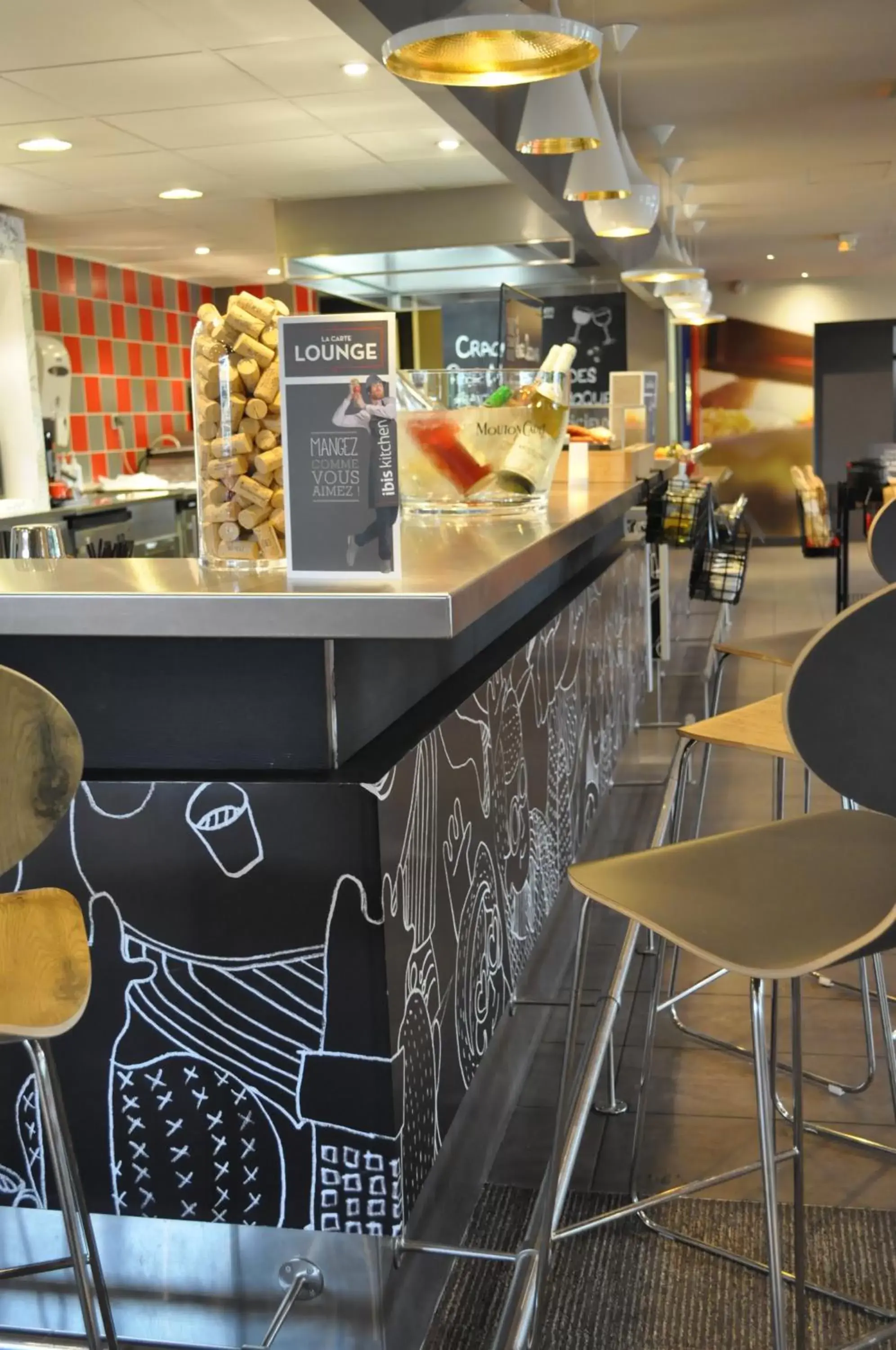 People, Restaurant/Places to Eat in ibis Avignon Centre Gare