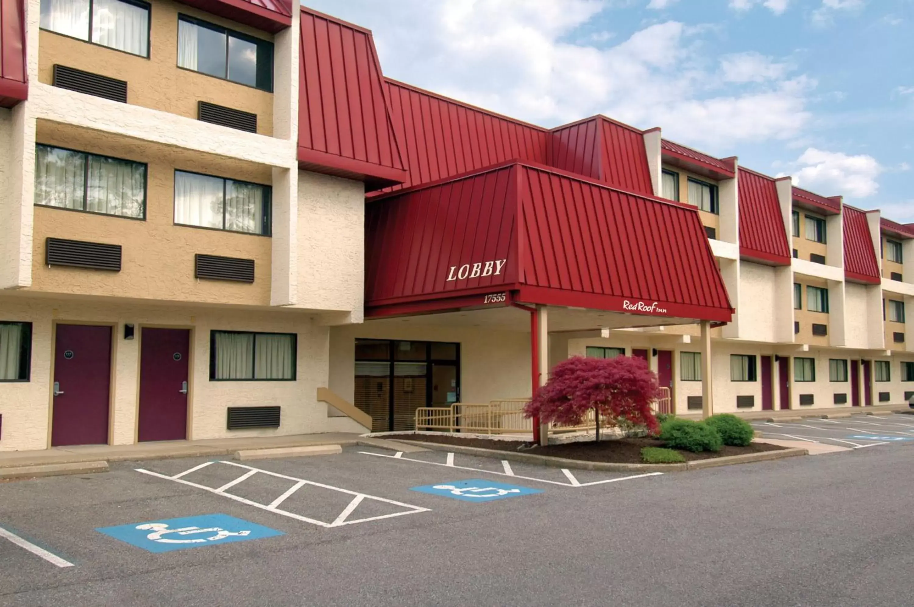 Property Building in Red Roof Inn Cleveland Airport - Middleburg Heights