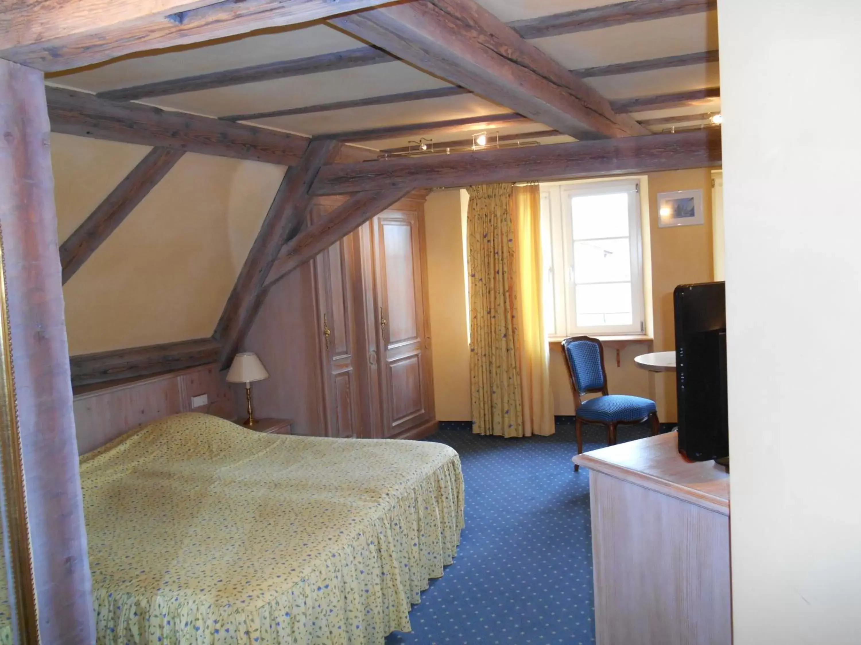 Photo of the whole room in Hotel Saint-Martin