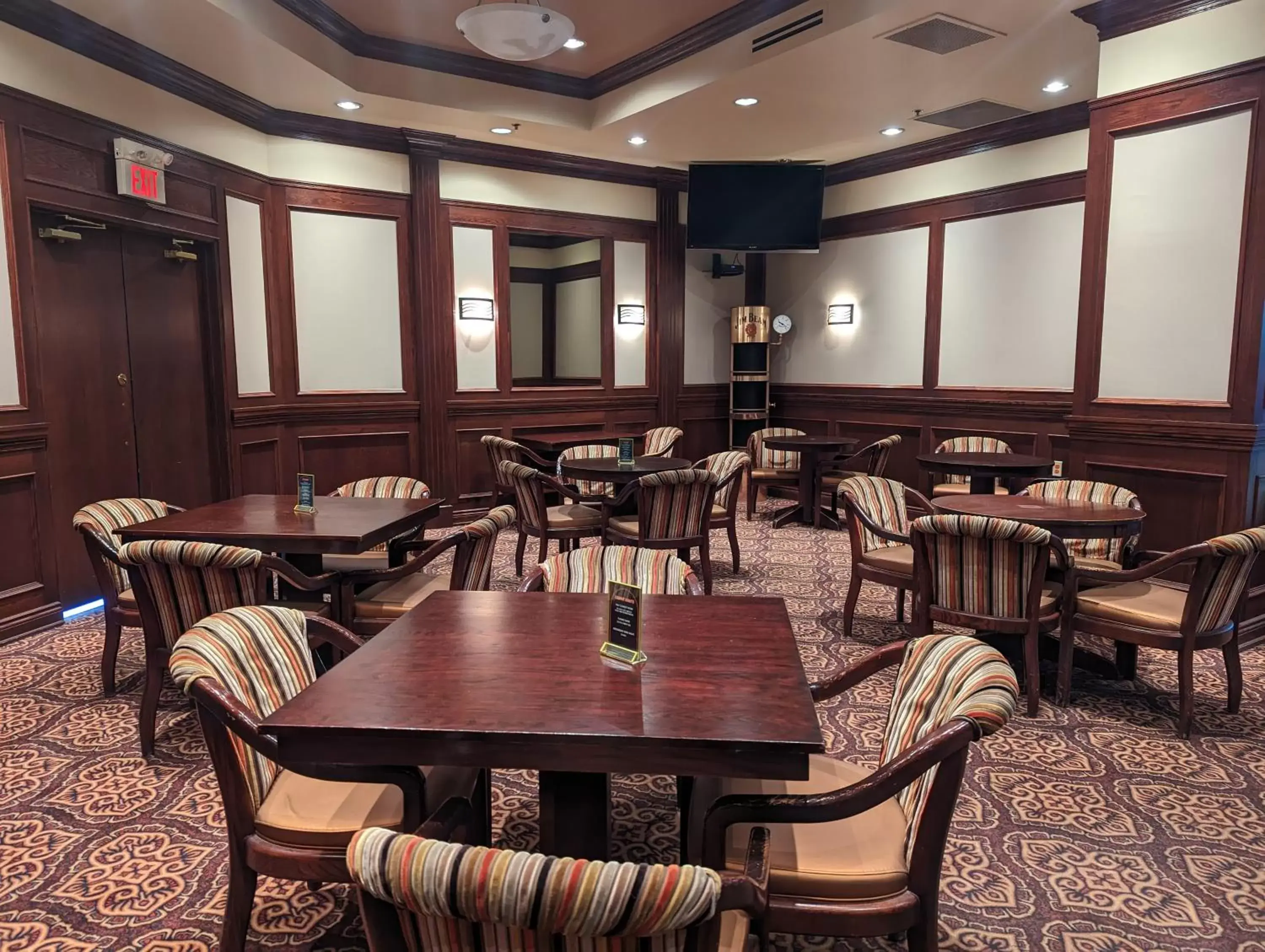 Lounge or bar, Restaurant/Places to Eat in DIVYA SUTRA Riviera Plaza and Conference Centre Calgary Airport