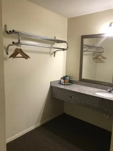 Bathroom in WESTERN MOTEL