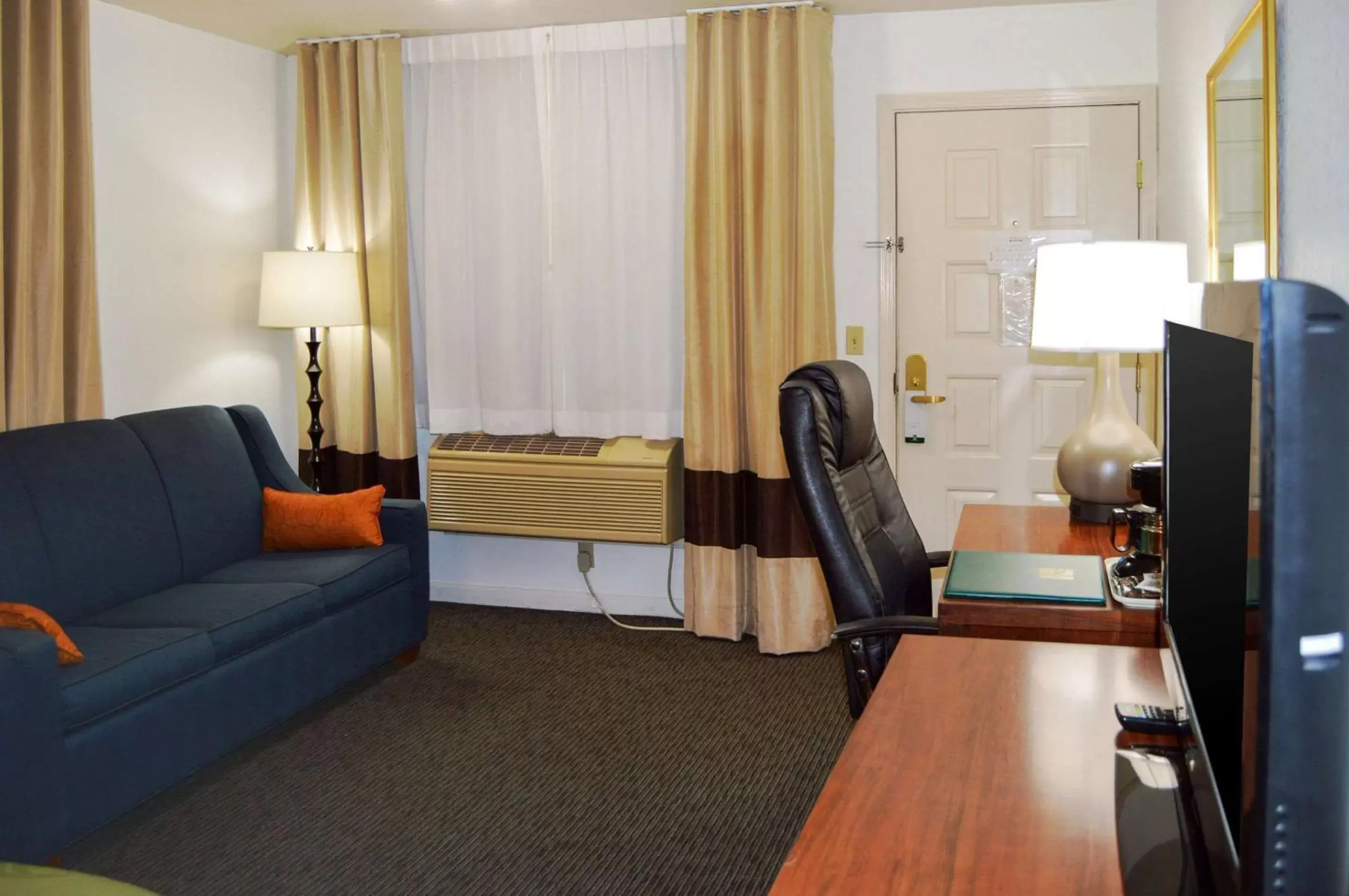 Photo of the whole room, Seating Area in Quality Inn Yosemite Valley Gateway