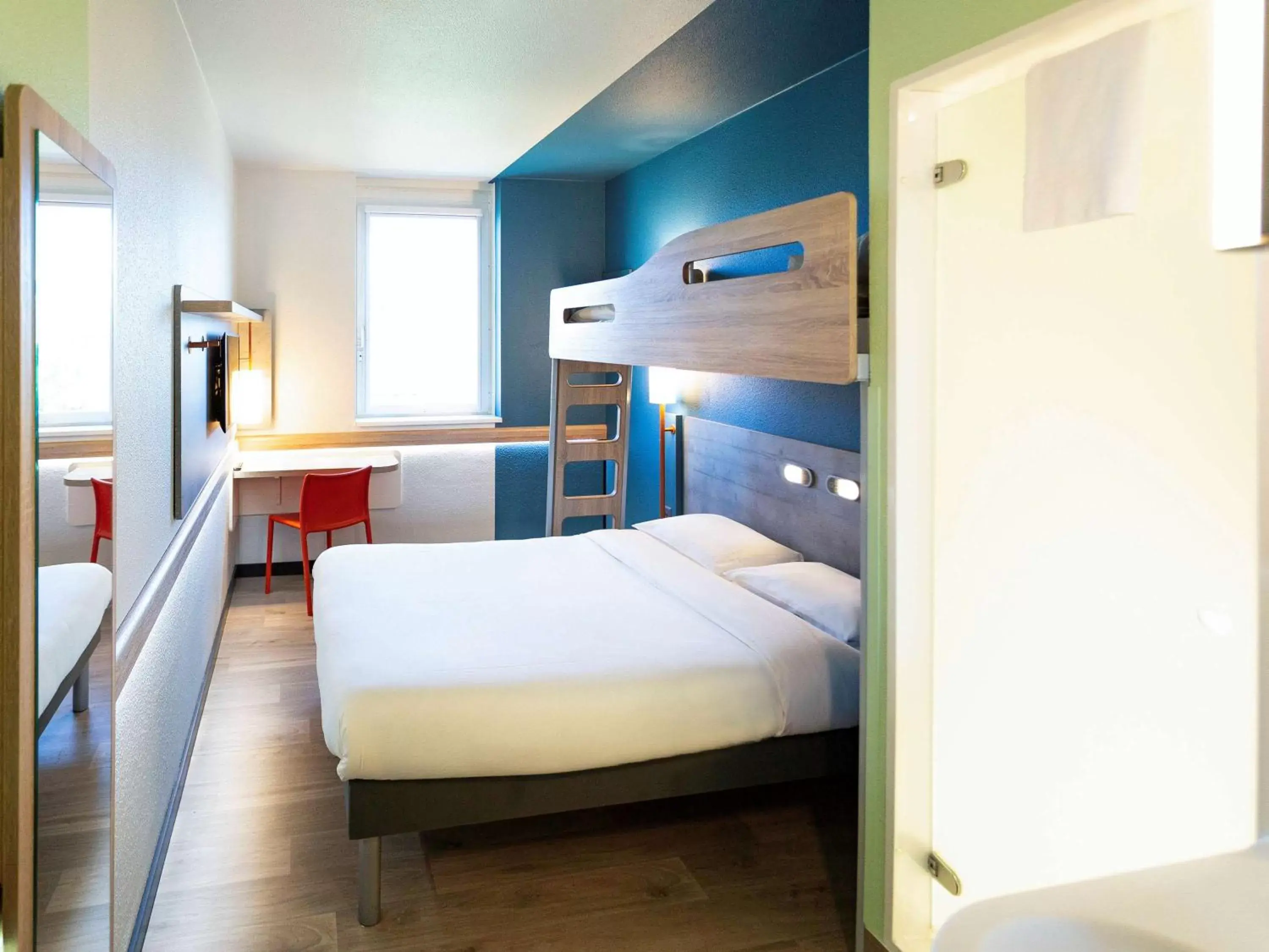 Photo of the whole room, Bunk Bed in ibis budget Genève Aéroport