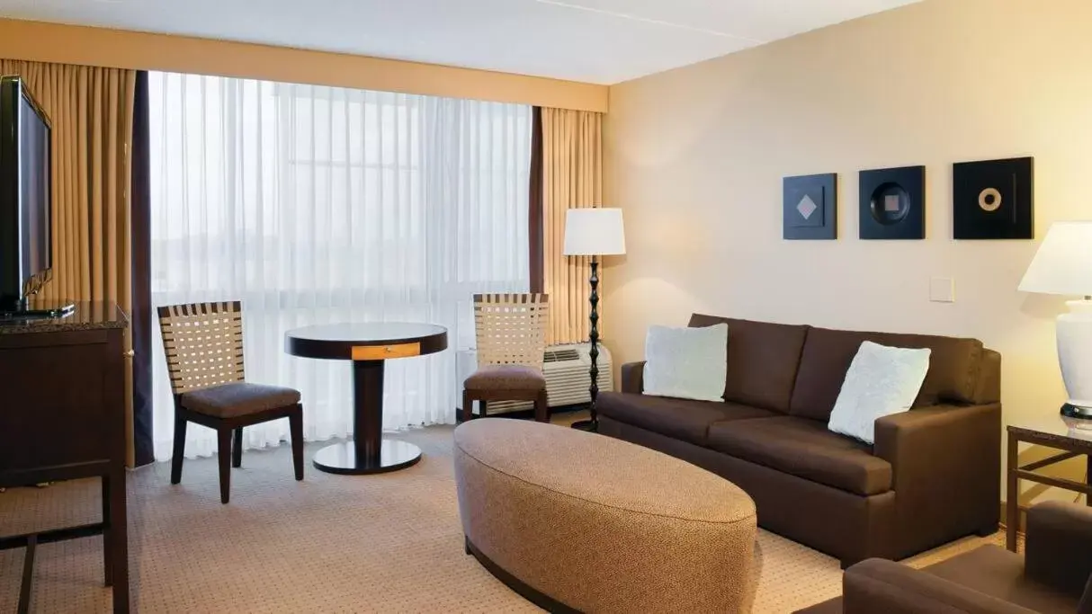 Living room, Seating Area in DoubleTree by Hilton Chicago - Arlington Heights