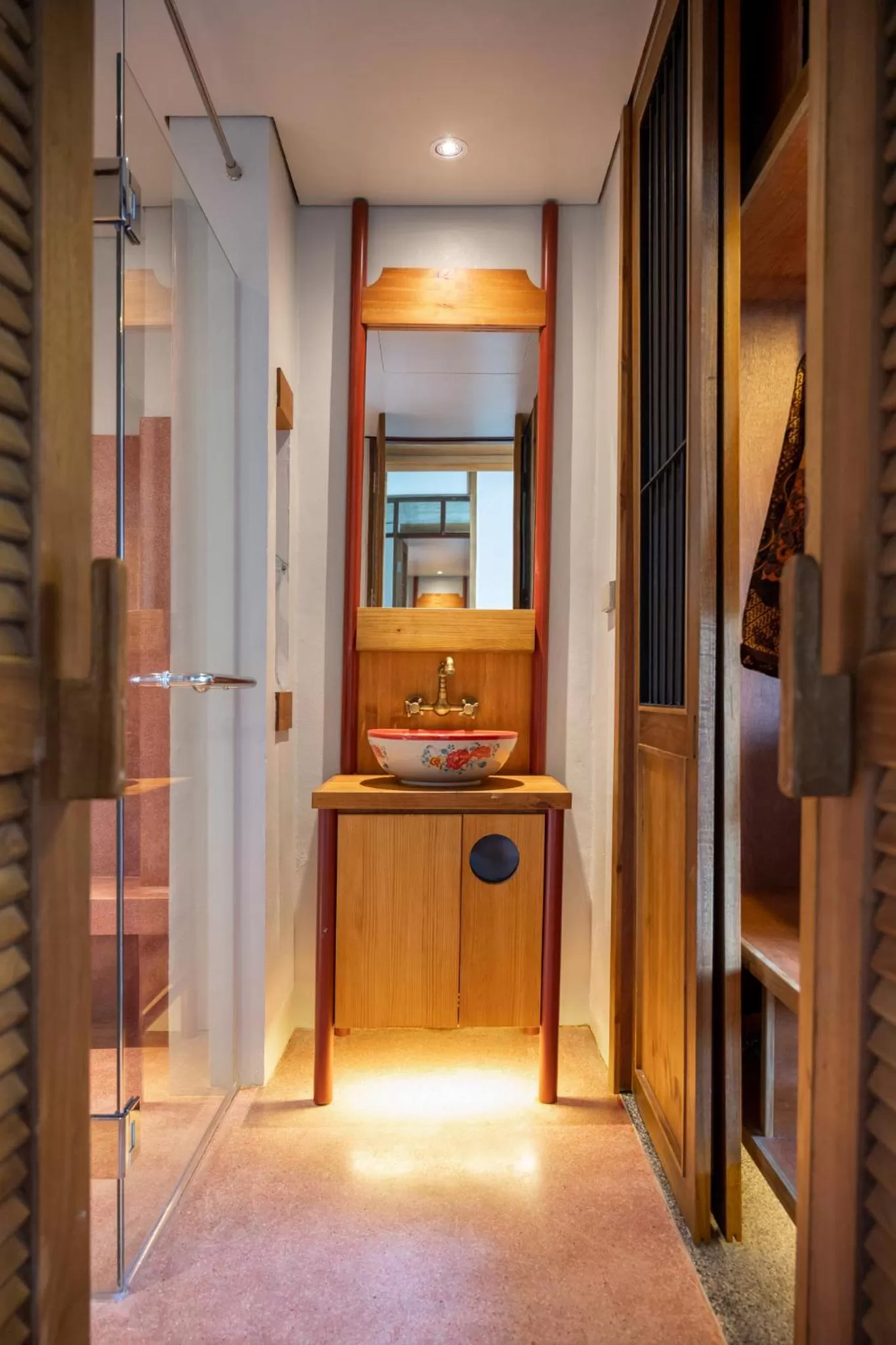 Shower in Hotel Gahn Khao Lak